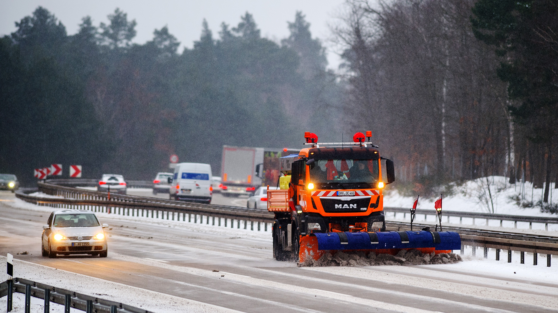 Ein Räumfahrzeug fährt bei Schneefall über die Autobahn 115 | dpa