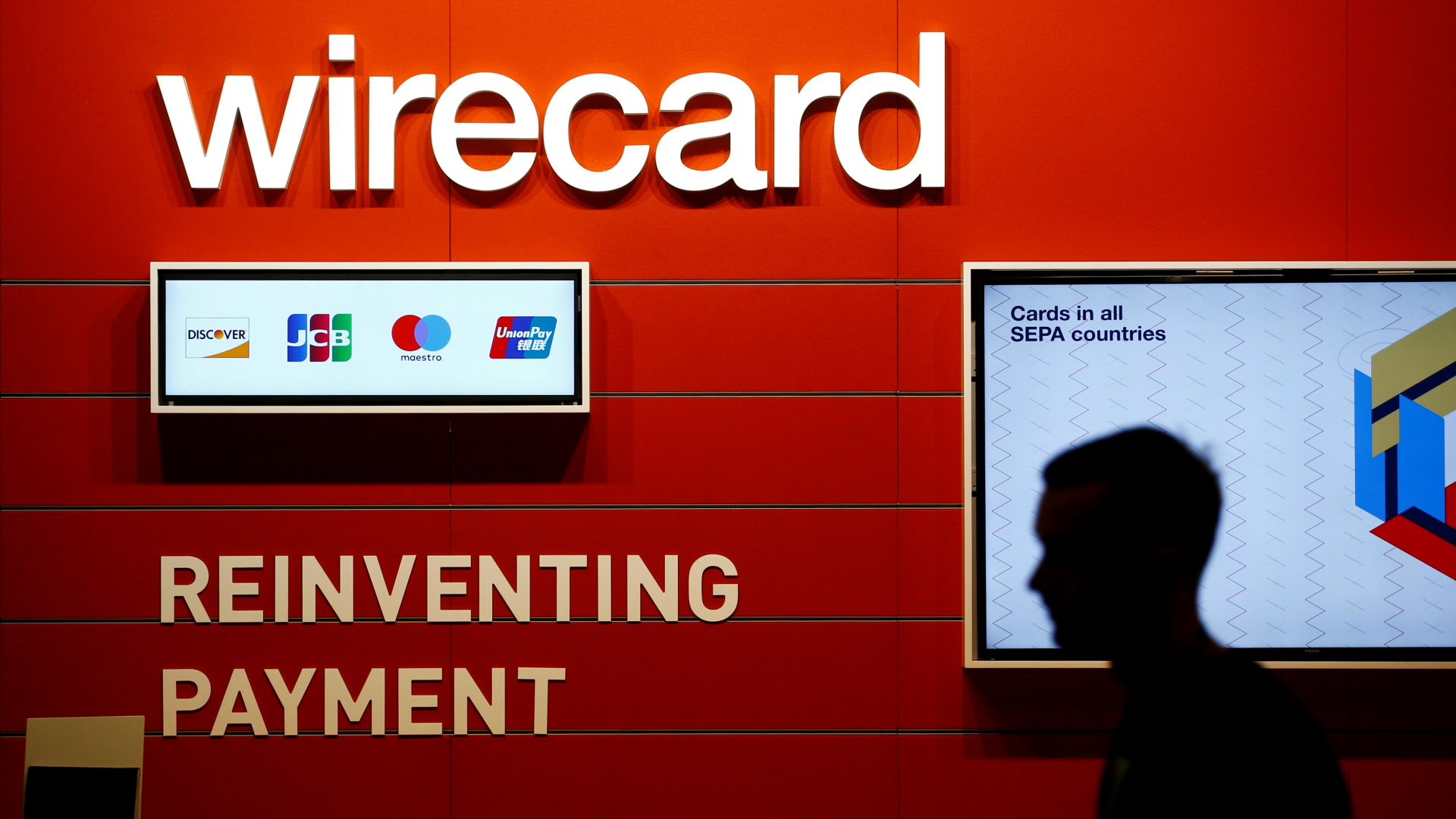 Ein Mann geht am Wirecard-Logo vorbei | REUTERS