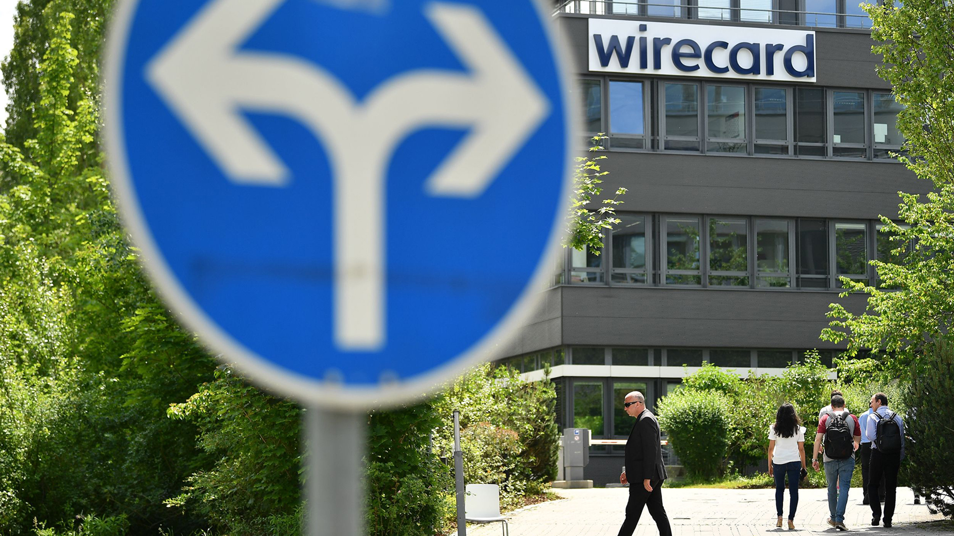 Am Hauptsitz der Wirecard in Aschheim bei München ist ein Straßenschild zu sehen, das zwei Richtungen zeigt.