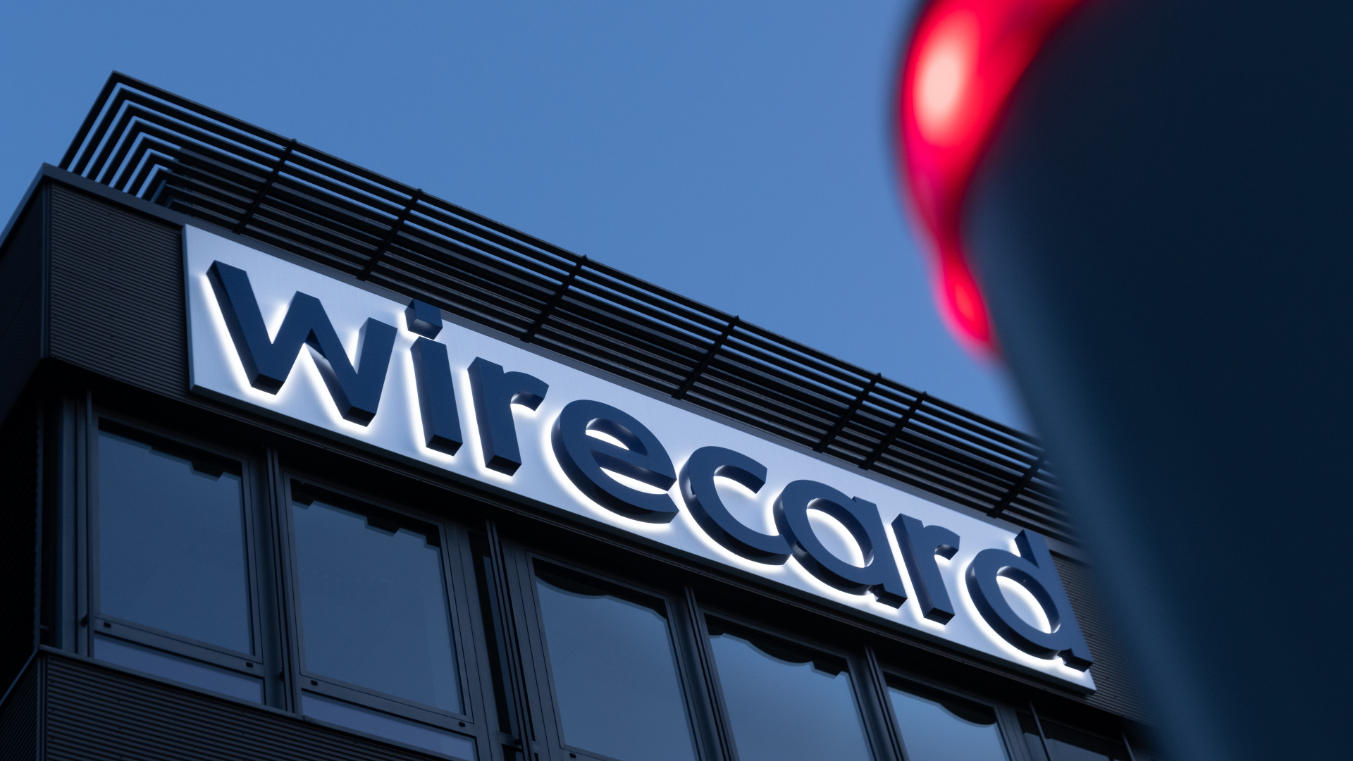 Der Schriftzug "Wirecard" prangt am Firmensitz des Zahlungsdienstleisters in Aschheim bei München. | dpa