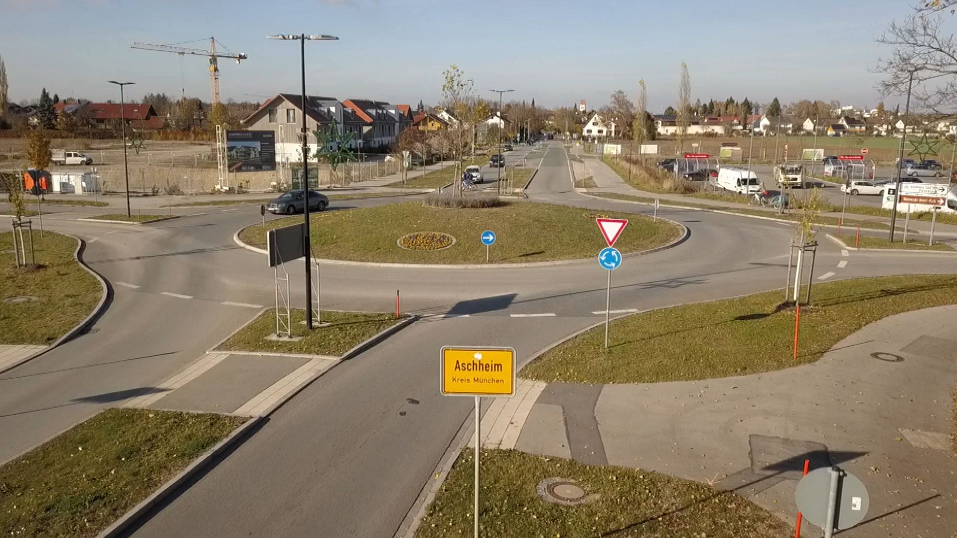 Das Ortsschild von Aschheim steht vor einem Verkehrskreisel. | BR/Mathias Flasskamp