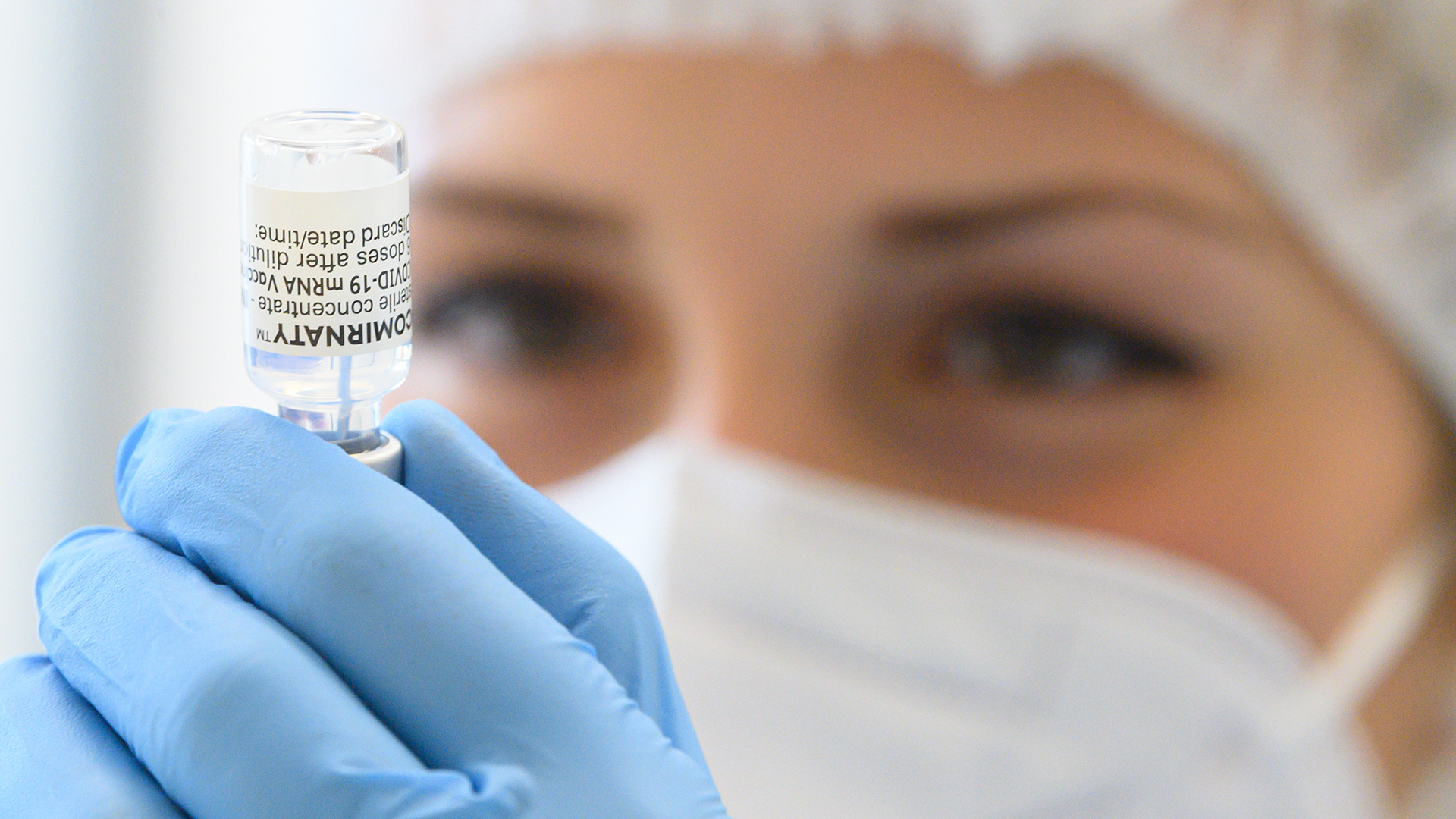 Eine medizinische Mitarbeiterin bereitet den Wirkstoff Comirnaty von BioNTech/Pfizer für Impfungen gegen das Coronavirus vor.  | dpa