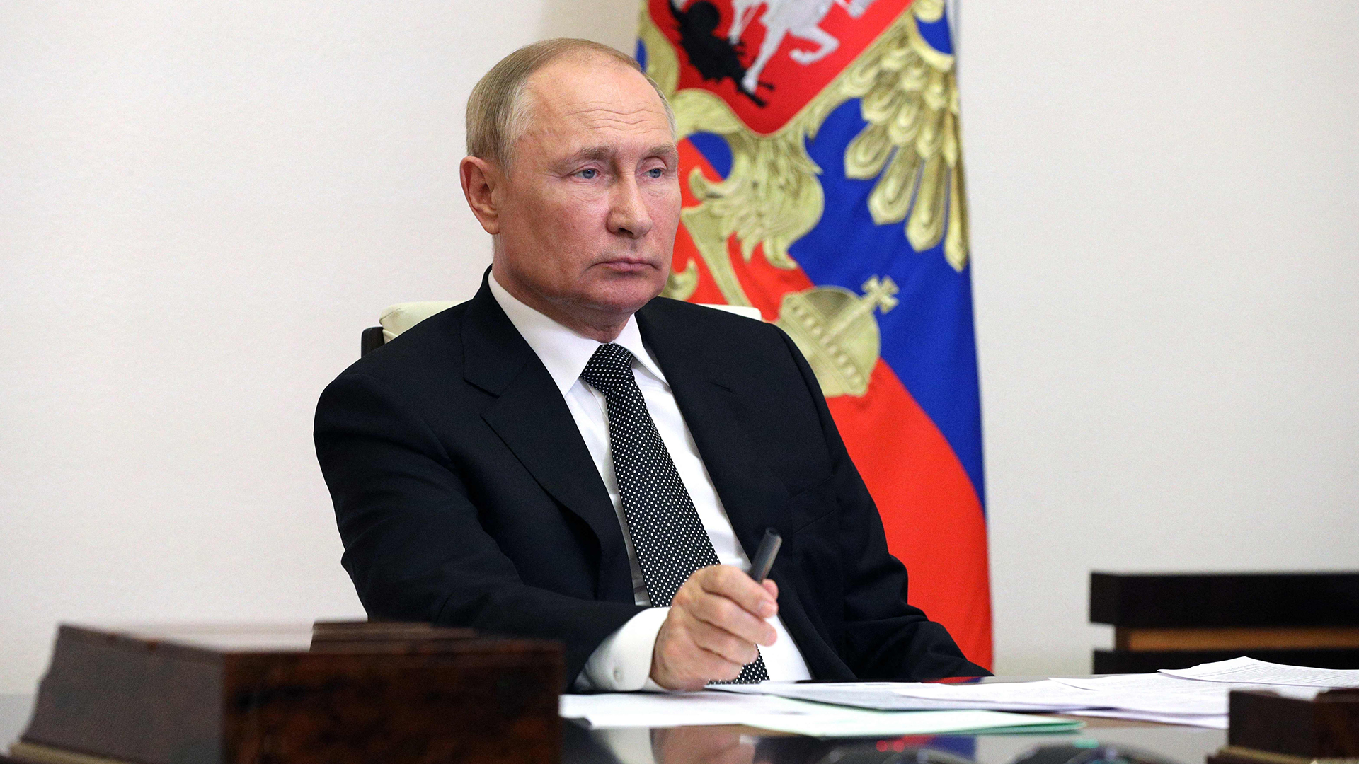Russlands Präsident Wladimir Putin sitzt an einem Schreibtisch - während einer Videokonferenz am 16. August 2022.  | AFP