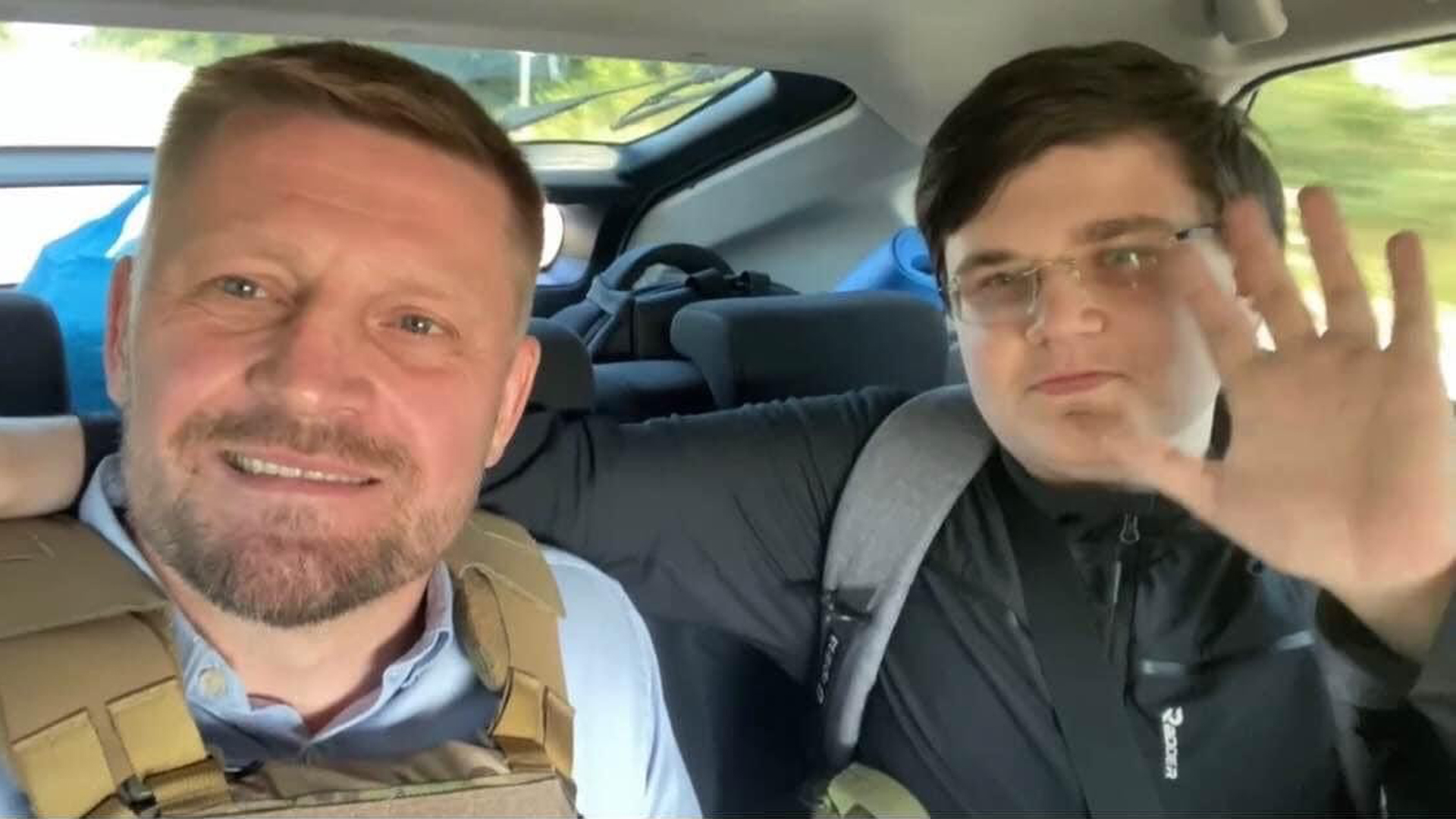 Vater Oleg Burjak und sein Sohn Wladislaw vereint - dieses Foto veröffentlichten Unterstützer nach dessen Freilassung im Netz. | privat