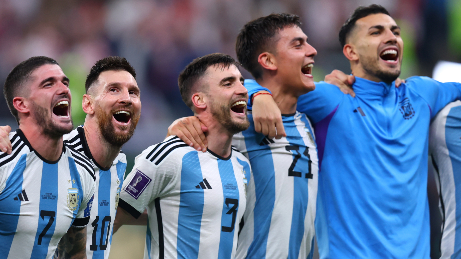 Argentiniens Lionel Messi jubelt mit Mitspielern nach dem Abpfiff des WM-Halbfinales in Katar | dpa