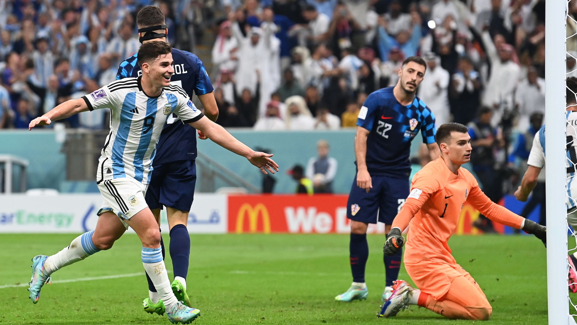 Argentiniens Nationalspieler Julian Alvarez bejubelt seinen Treffer zum 3:0 gegen Kroatien  | EPA