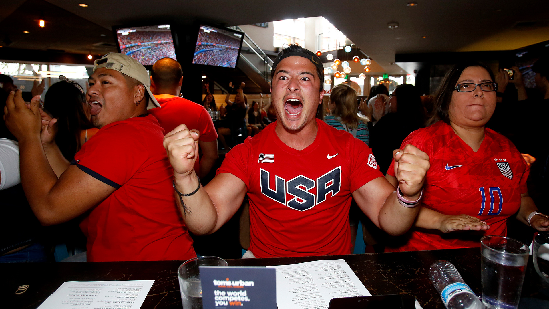  Fans der USA jubeln bei einem gemeinsamen Public Viewing der Fußball WM der Frauen in einer Bar (Archivbild vom 07.07.2019). | picture alliance/dpa/FR170512 AP