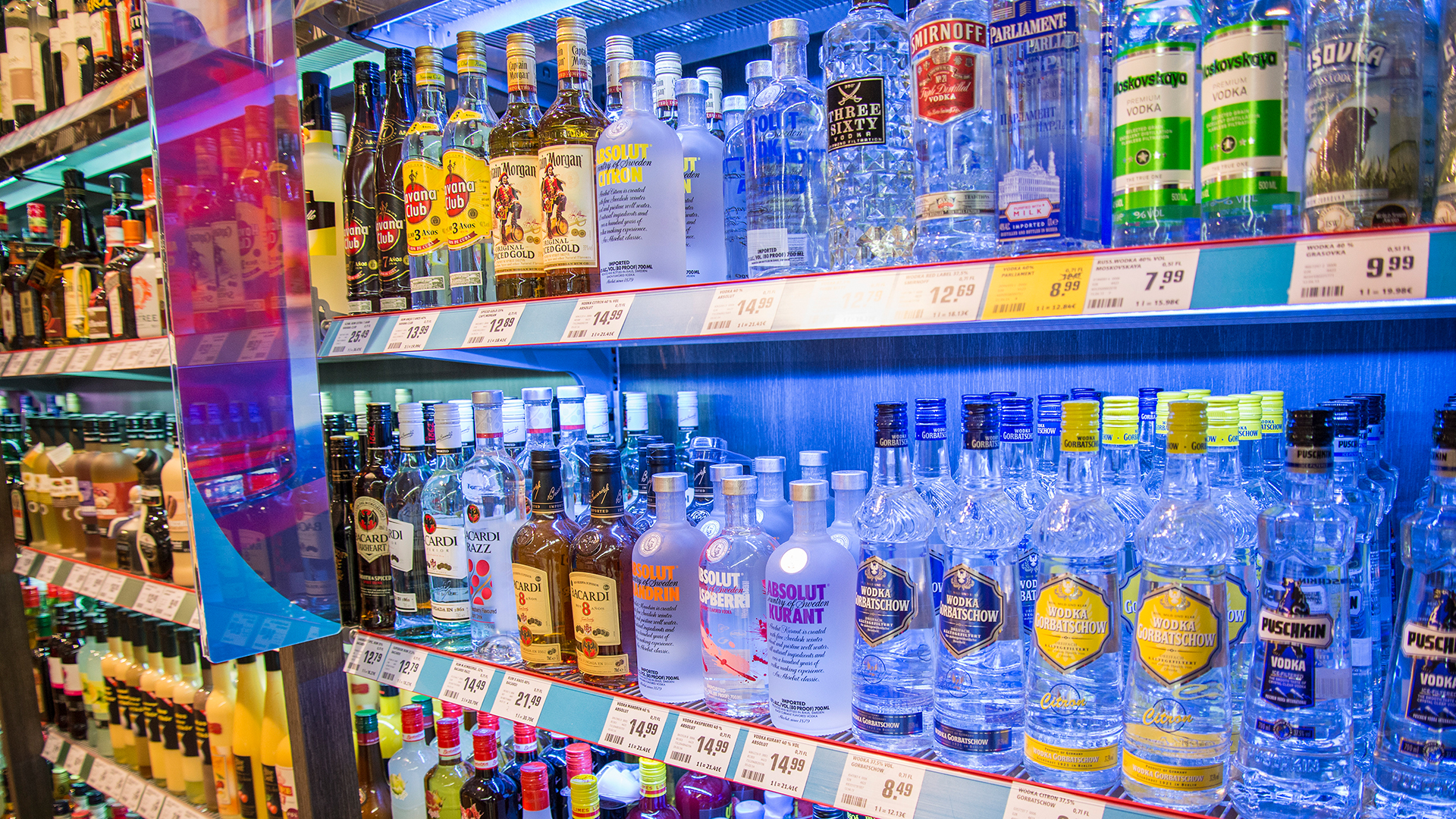 Ein Regal mit einer großen Auswahl an Spirituosen in einem Supermarkt. | picture alliance / Klaus Ohlensc