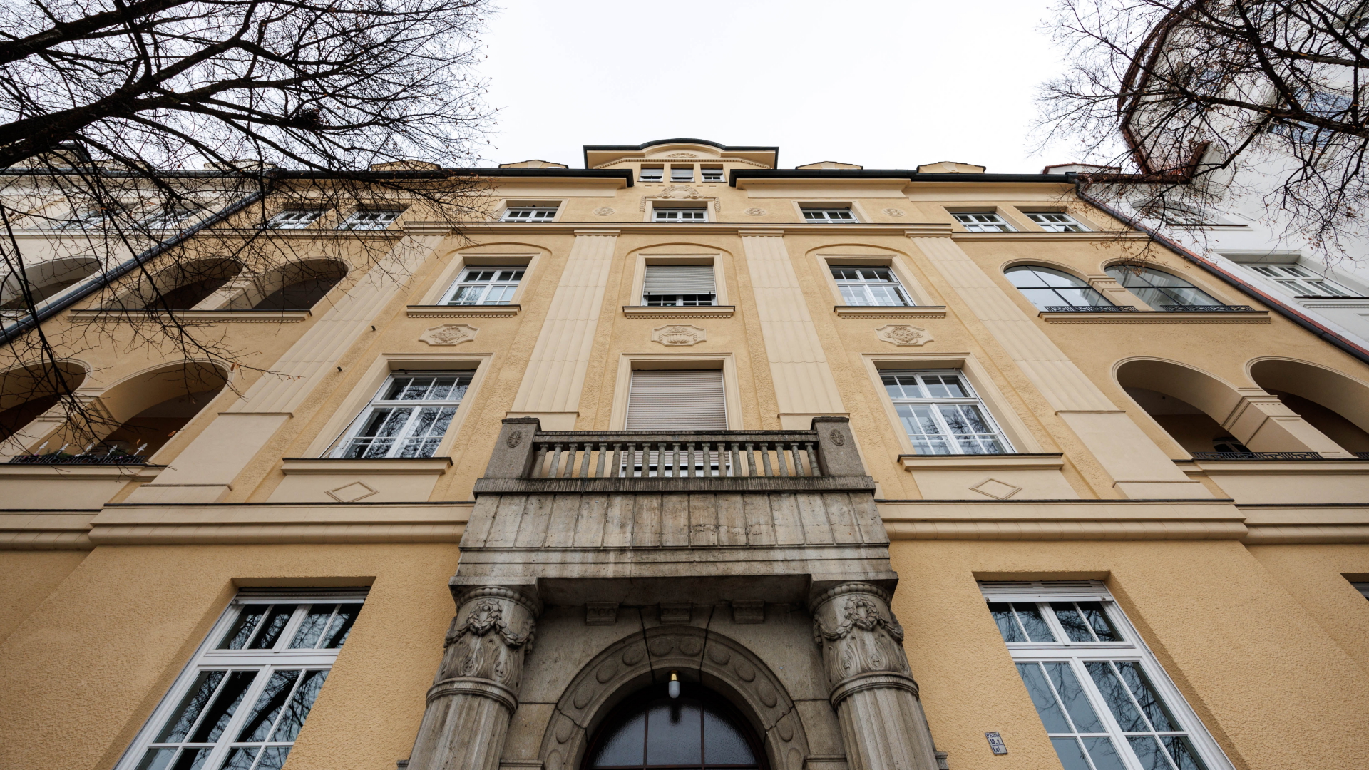 Ein Wohngebäude in München, dessen Eigentümergemeinschaft den Anbau eines Außenaufzugs mehrheitlich ablehnt