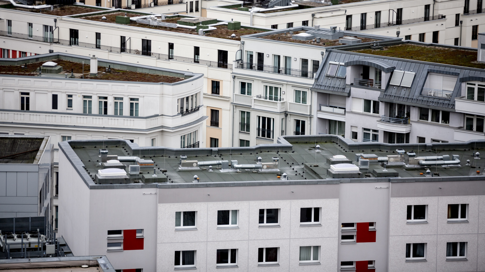Wohnhäuser sind in der Nähe des Alexanderplatzes in Berlin sind zu sehen. | dpa
