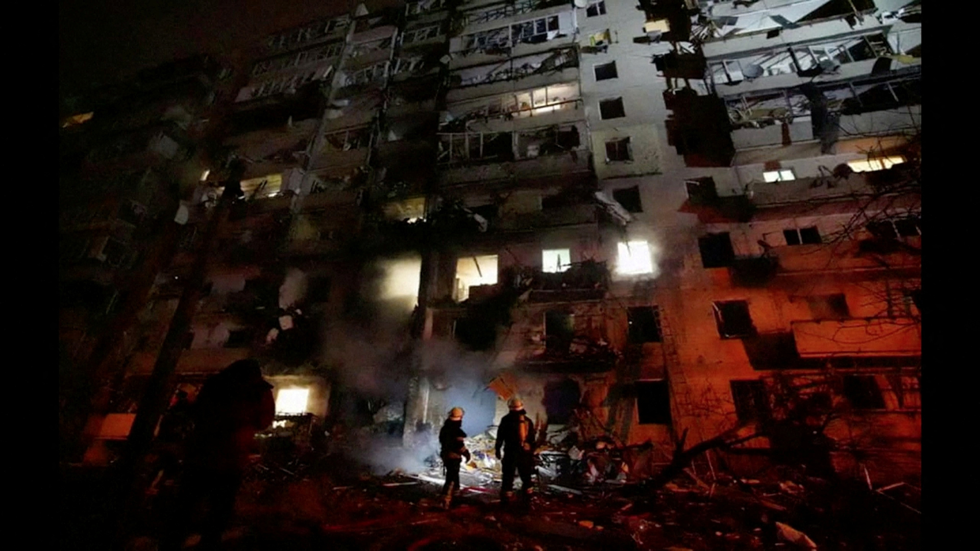 Feuerwehrleute arbeiten an einem beschädigten Wohnhaus in Kiew.