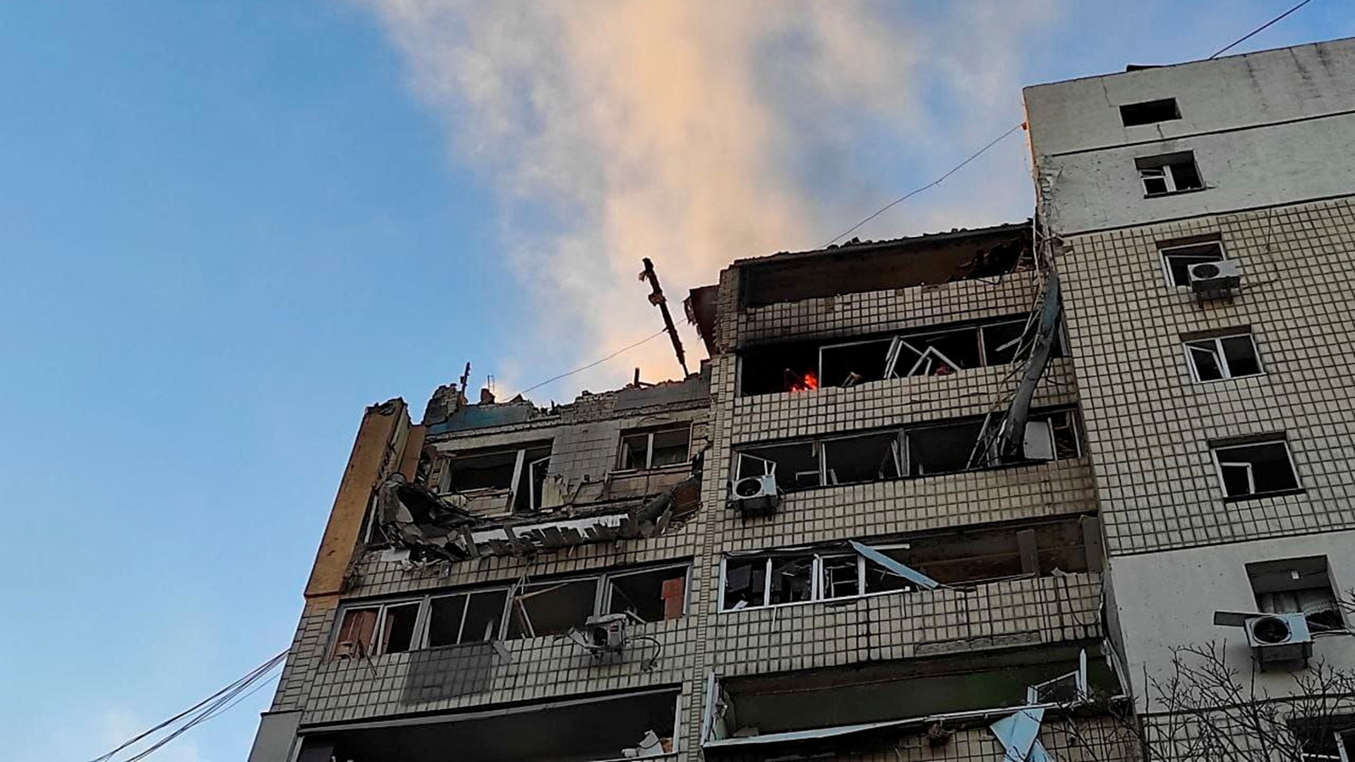 Ein schwer beschädigtes Wohnhaus in Kiew.