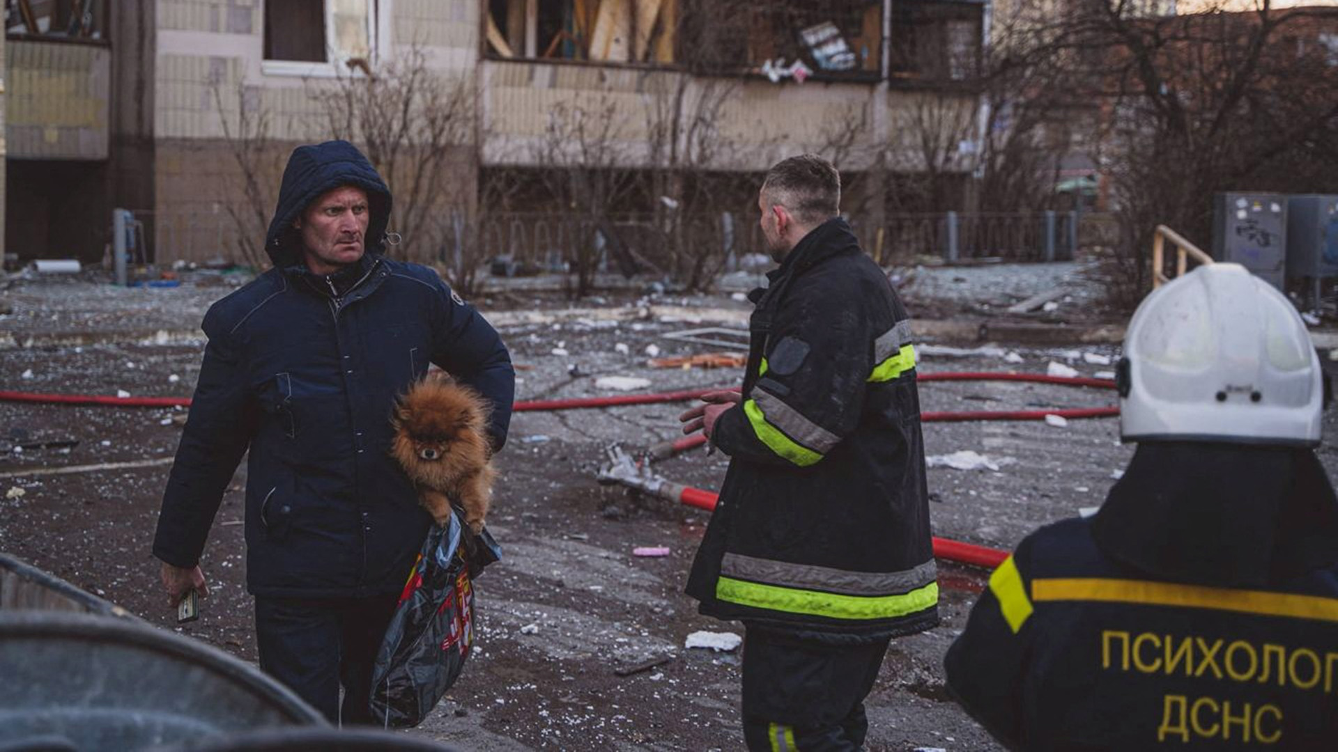 Ein Mann wird aus einem zerstörten Wohnhaus in Kiew evakuiert. | via REUTERS
