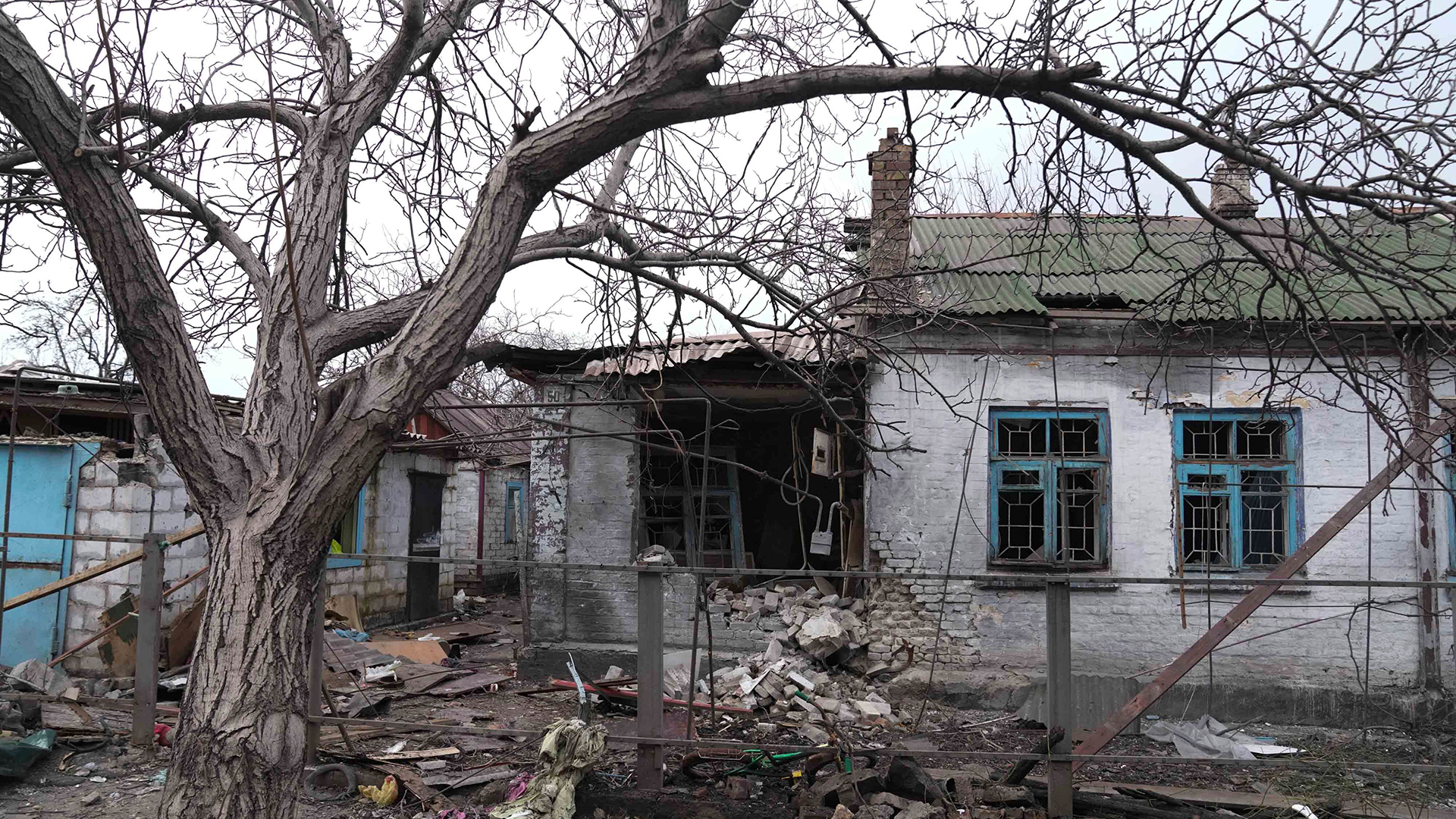 Blick auf ein durch Beschuss zerstörtes Wohnhaus in Mariupol. 