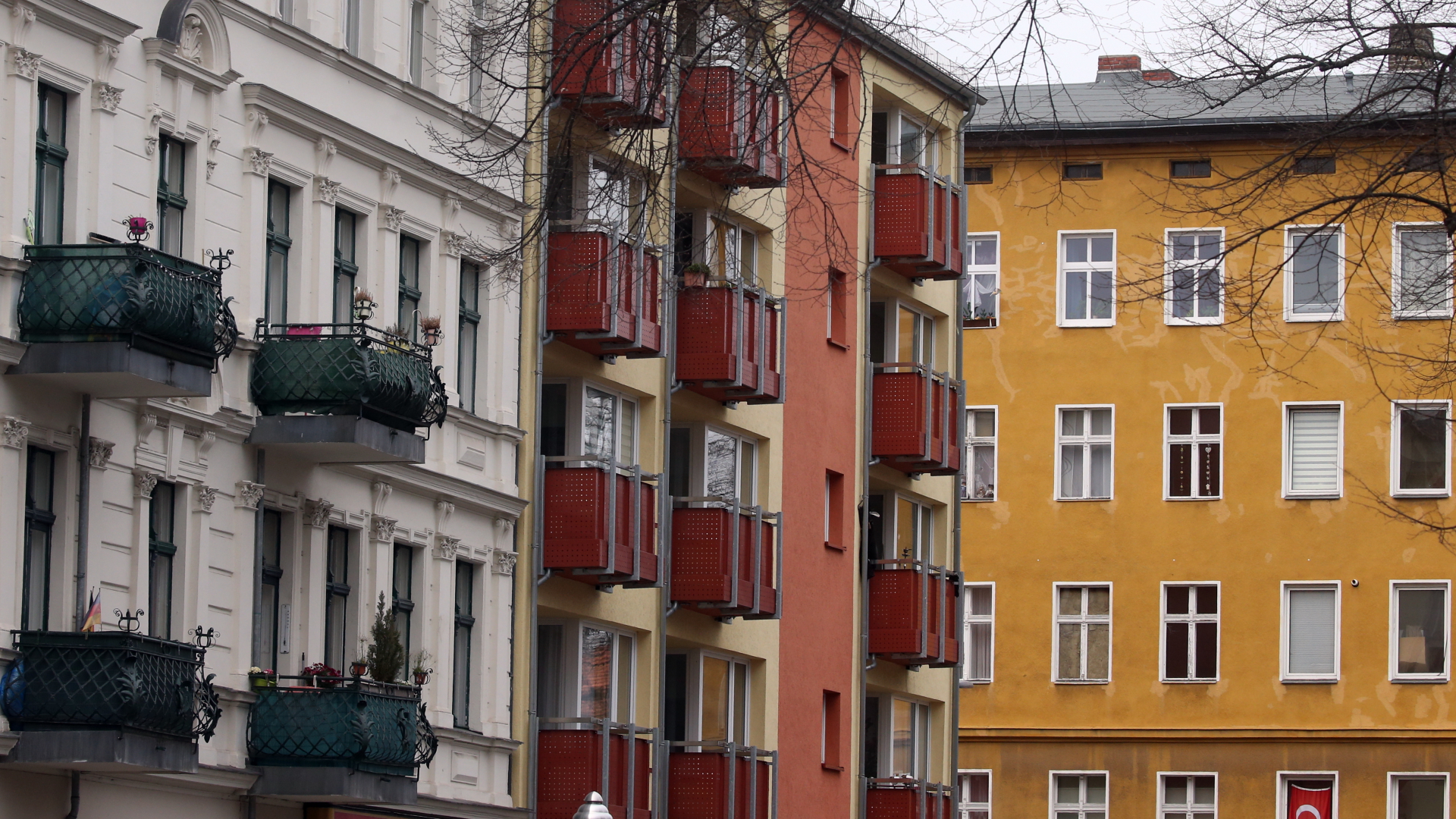 Eine Straße mit Mietwohnungen in Berlin | dpa