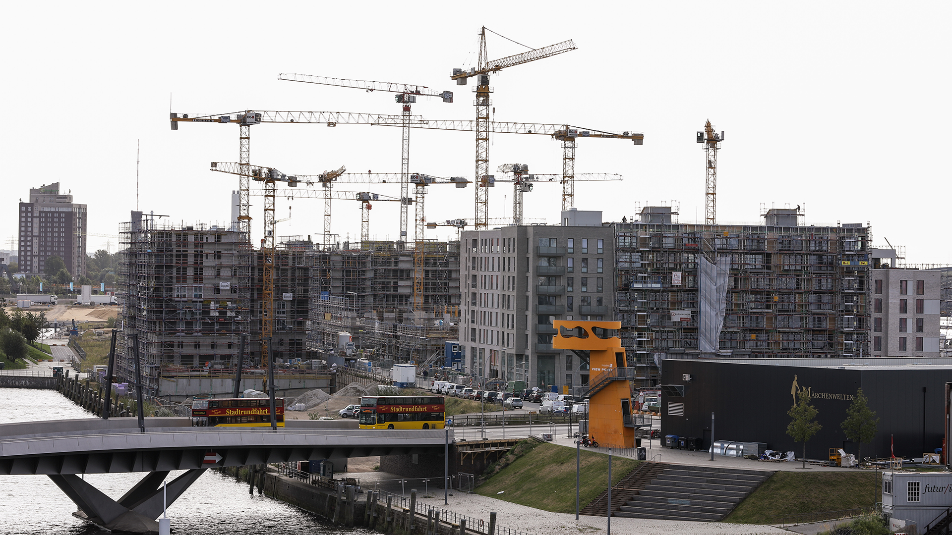 Baukräne stehen auf einer Baustelle mit mehreren Wohnhäusern am Bakenhafen in der Hafencity, Hamburg.  | dpa