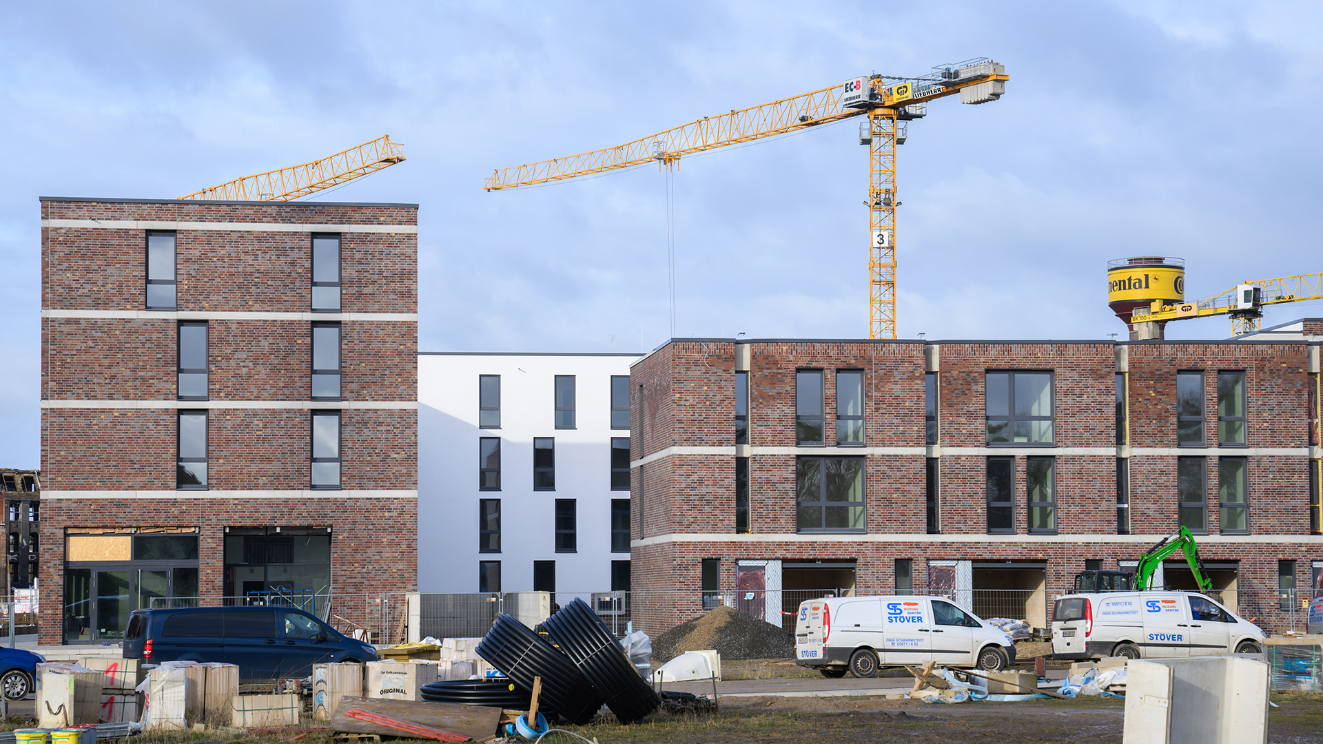 Mehrfamilienhäuser mit Wohnungen werden im Neubaugebiet Wasserstadt gebaut.  | picture alliance/dpa