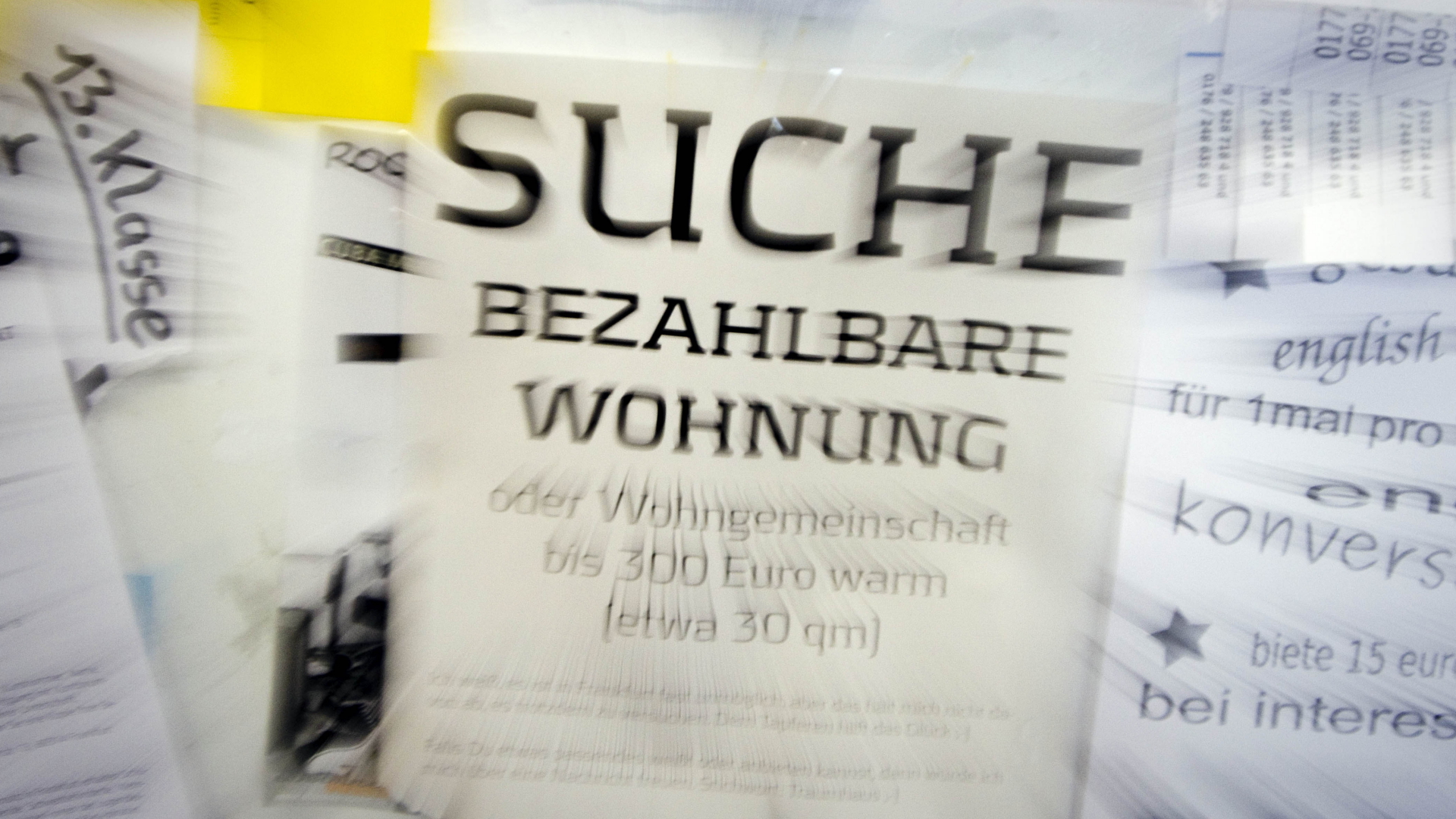 Eine Suchanzeige für eine "bezahlbare Wohnung" hängt in der Goethe-Universität an einem schwarzen Brett  | dpa