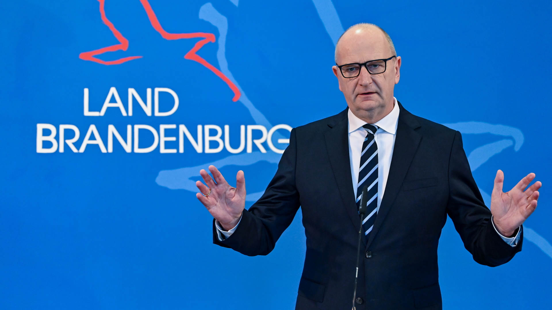 Dietmar Woidke, Ministerpräsident von Brandenburg, informiert auf einem Pressetermin Details über Corona-Maßnahmen.  | dpa
