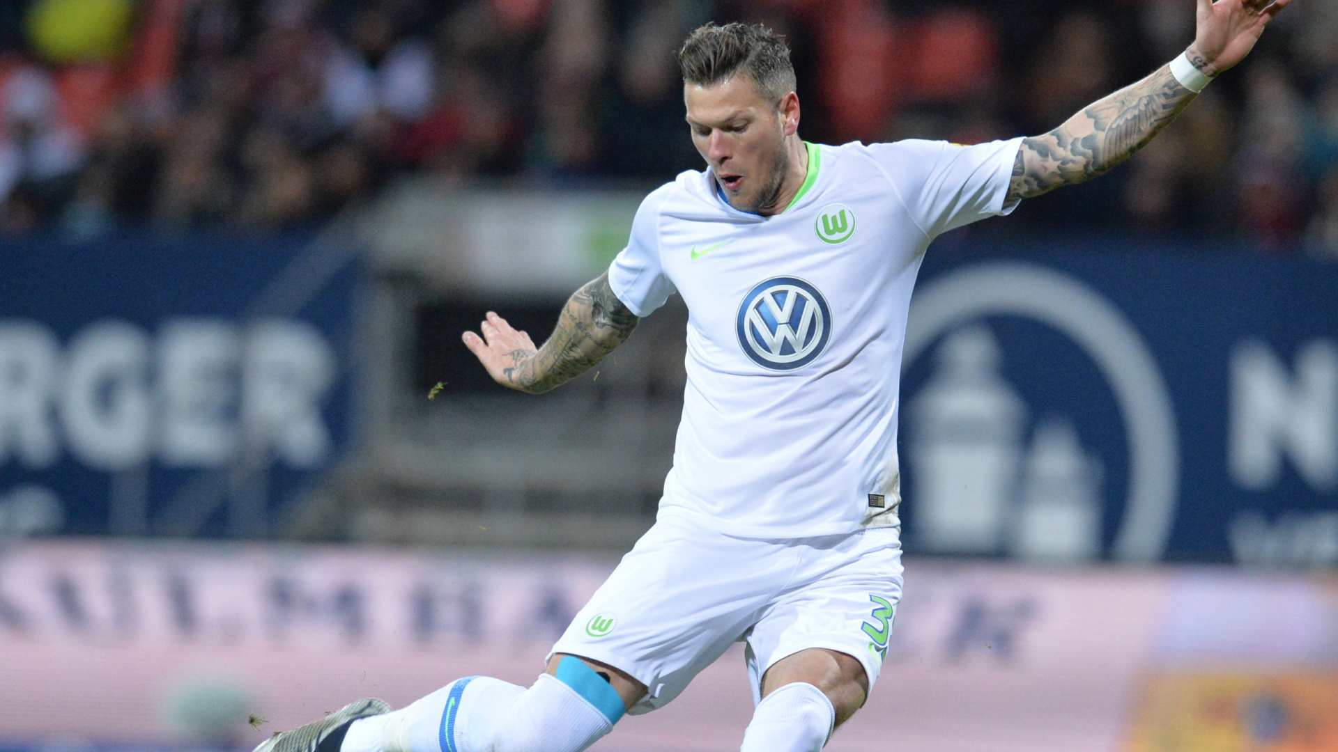 Der Wolfsburger Daniel Ginczek schießt das Tor zum 0:1. | Bildquelle: dpa