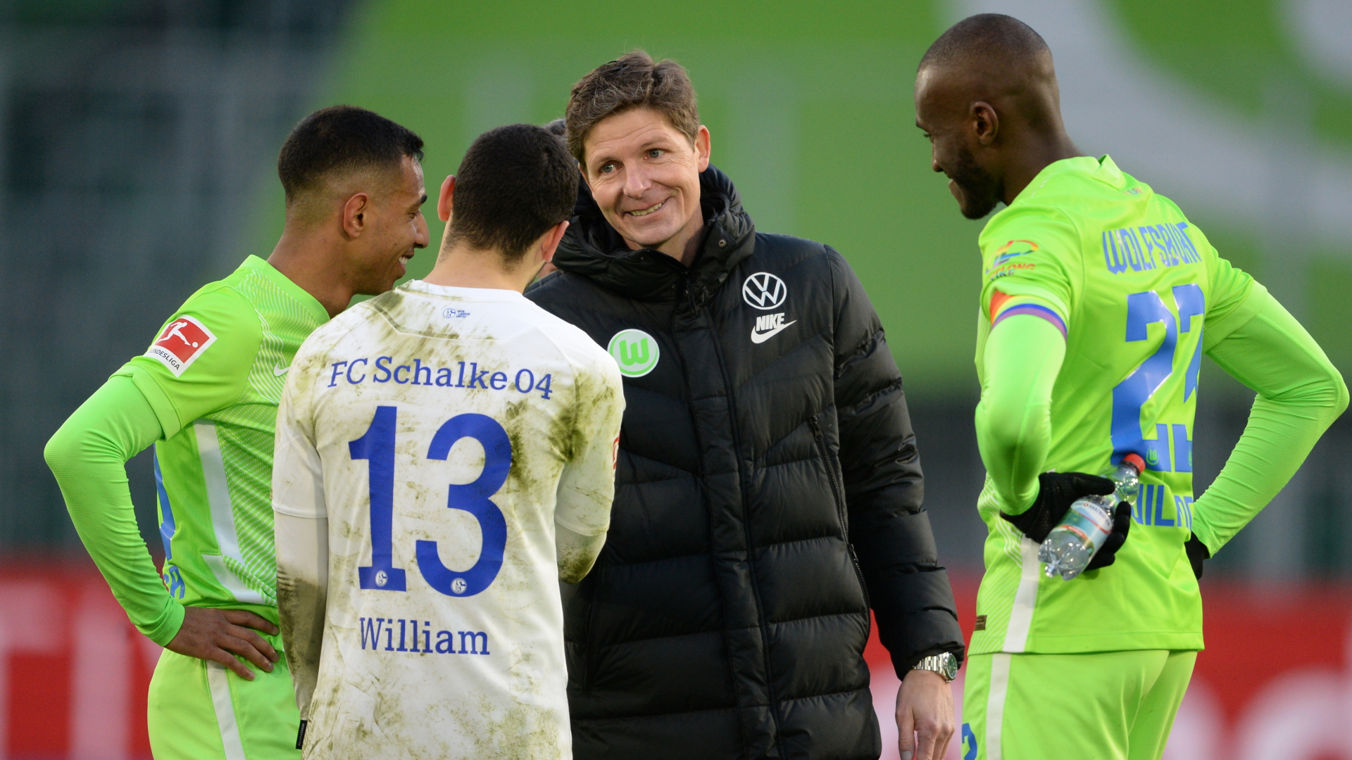 Wolfsburg-Trainer und Spieler nach dem Sieg gegen Schalke | dpa