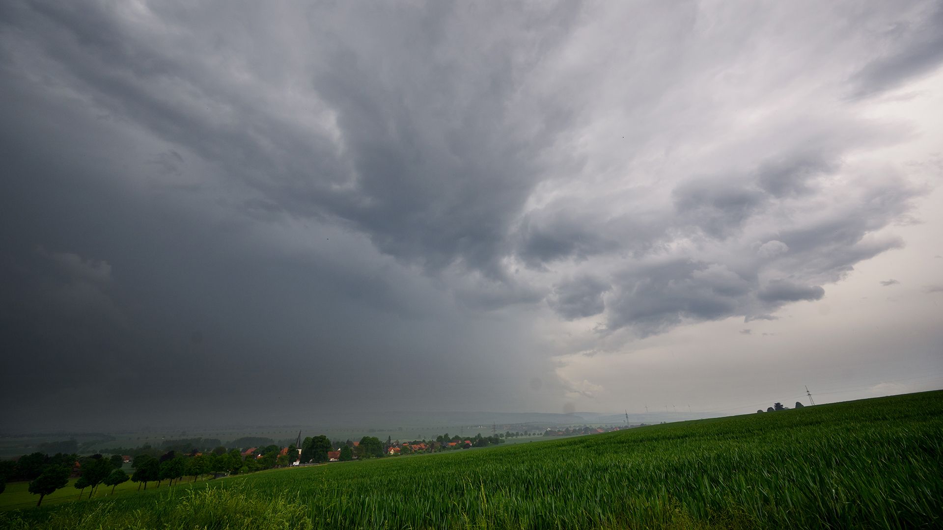 Unwetter in Deutschland: Drei Tornados und Dutzende Verletzte
