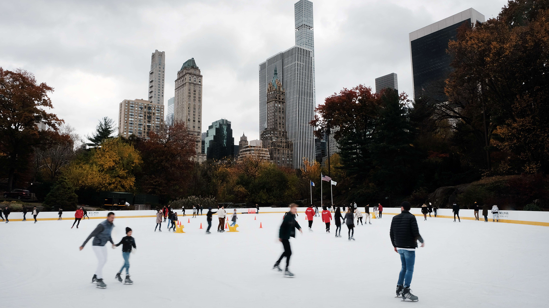 Menschen laufen Schlittschuh auf dem Wollman Rink, einer öffentlichen Eisbahn in New York City im Central Park. | AFP