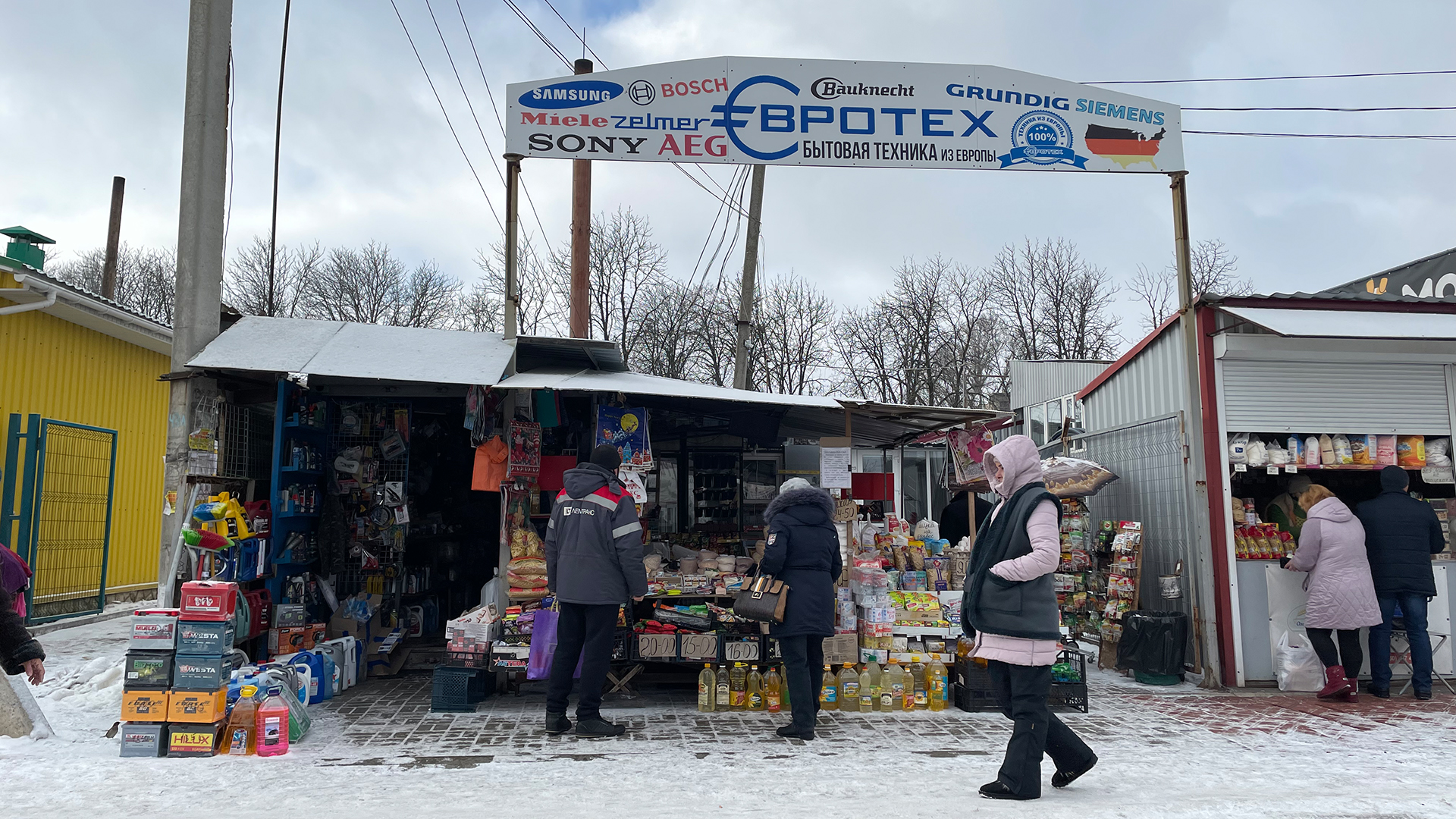 Menschen kaufen in Wolnowacha Lebensmittel an Marktständen. | ARD-Studio Moskau