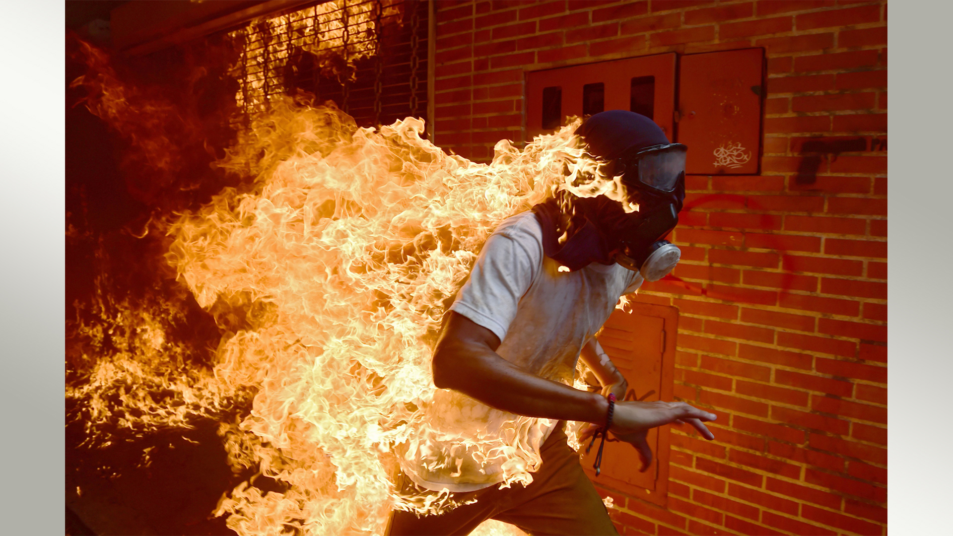 Brennender Mann bei Protesten in Venezuela. | AFP