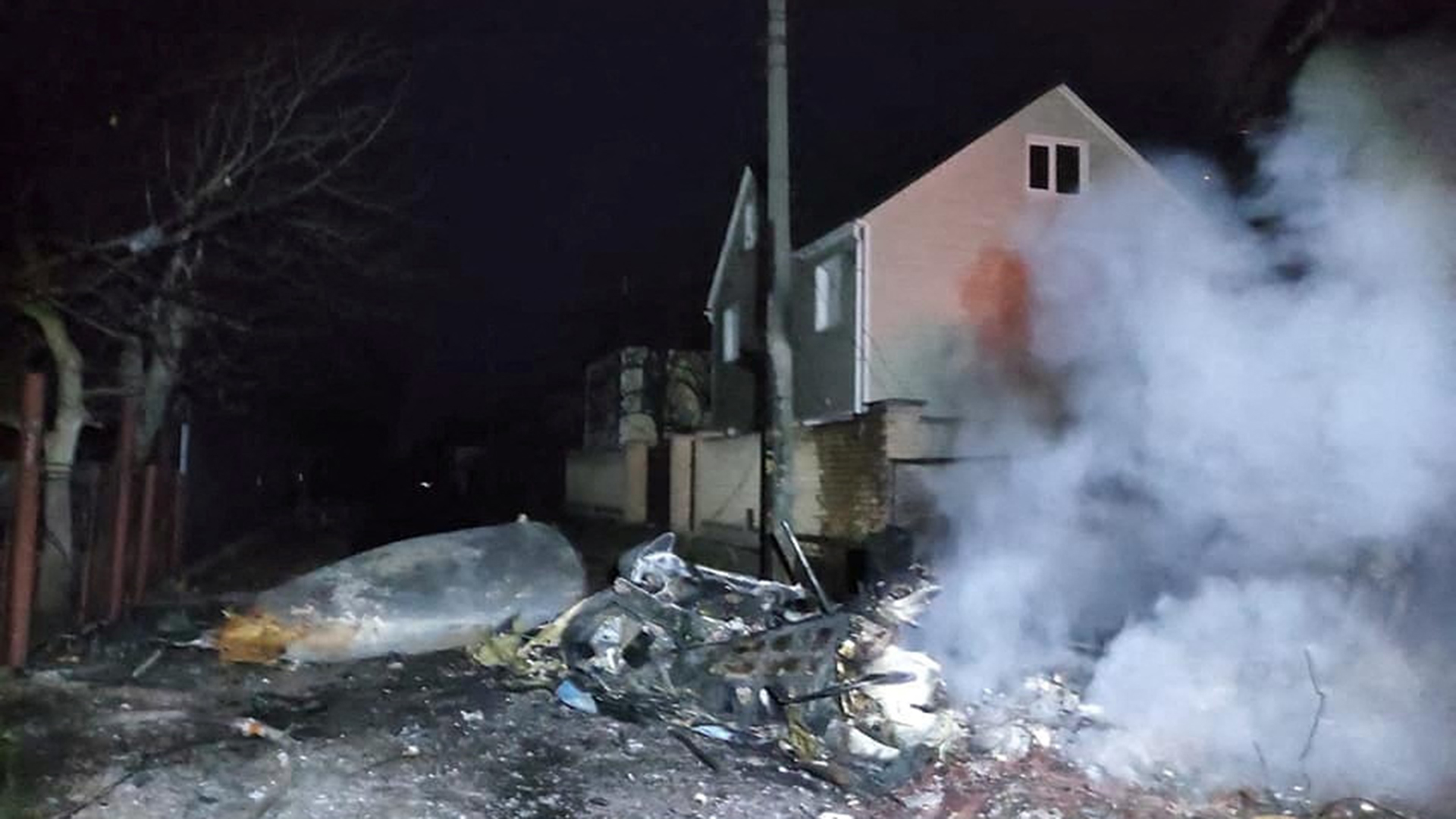 Wrack eines nicht identifizierten Flugzeugs in einem Wohngebiet in Kiew (Ukraine). | via REUTERS