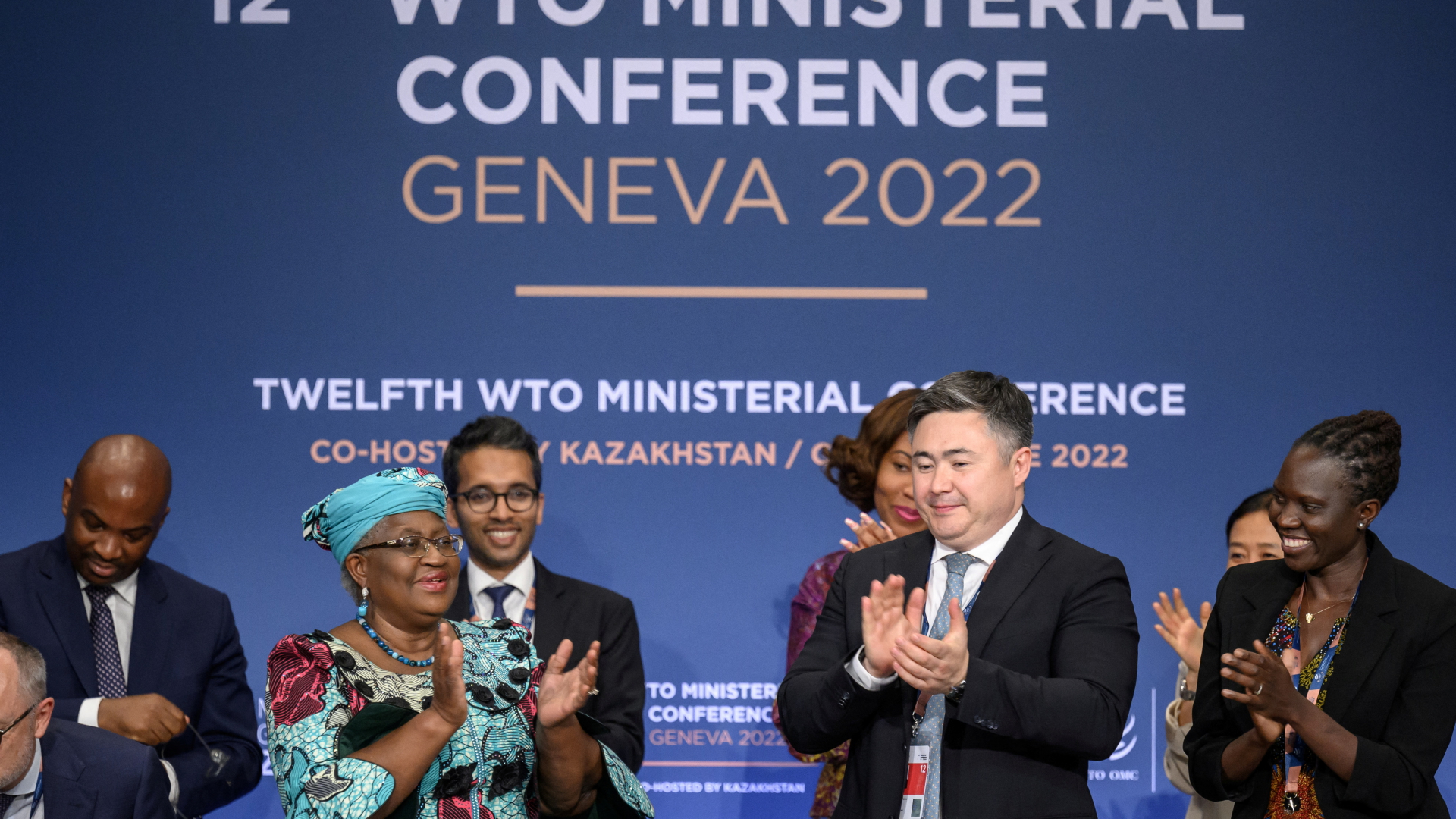 Mitglieder einer WTO-Konferenz stehen und klatschen. | REUTERS