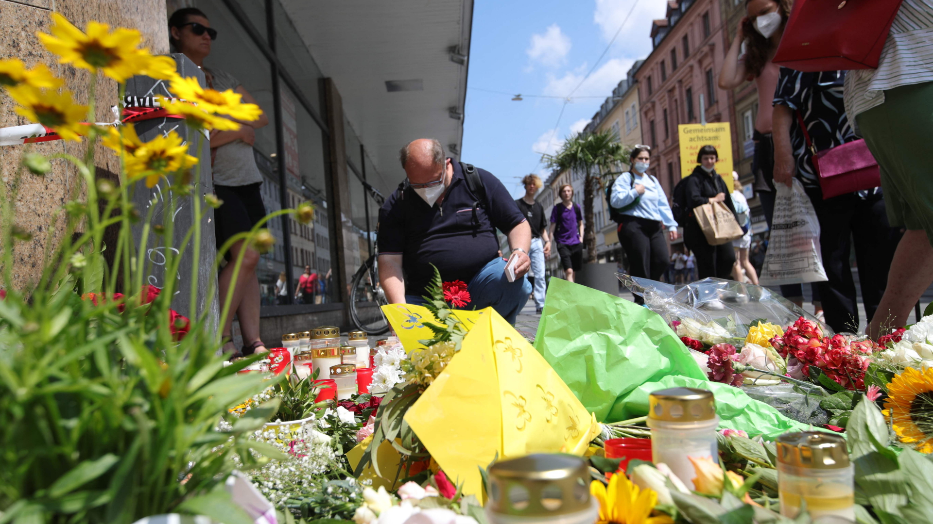Menschen hinterlegen Blumen in der Würzburger Innenstadt | AFP