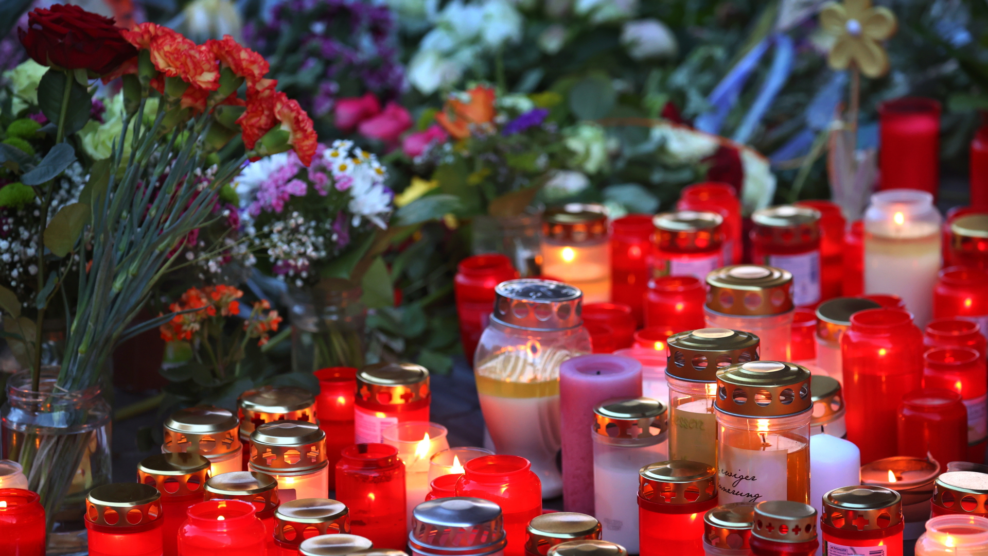 Blumen und Kerzen in der Nähe des Tatortes in Würzburg | dpa