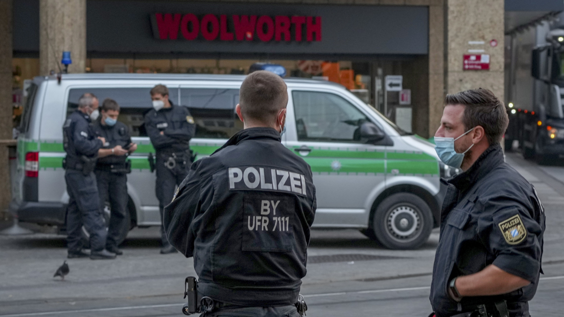 Einsatzkräfte der Polizei sichern die Innenstadt von Würzburg nach der Attacke ab. | AP