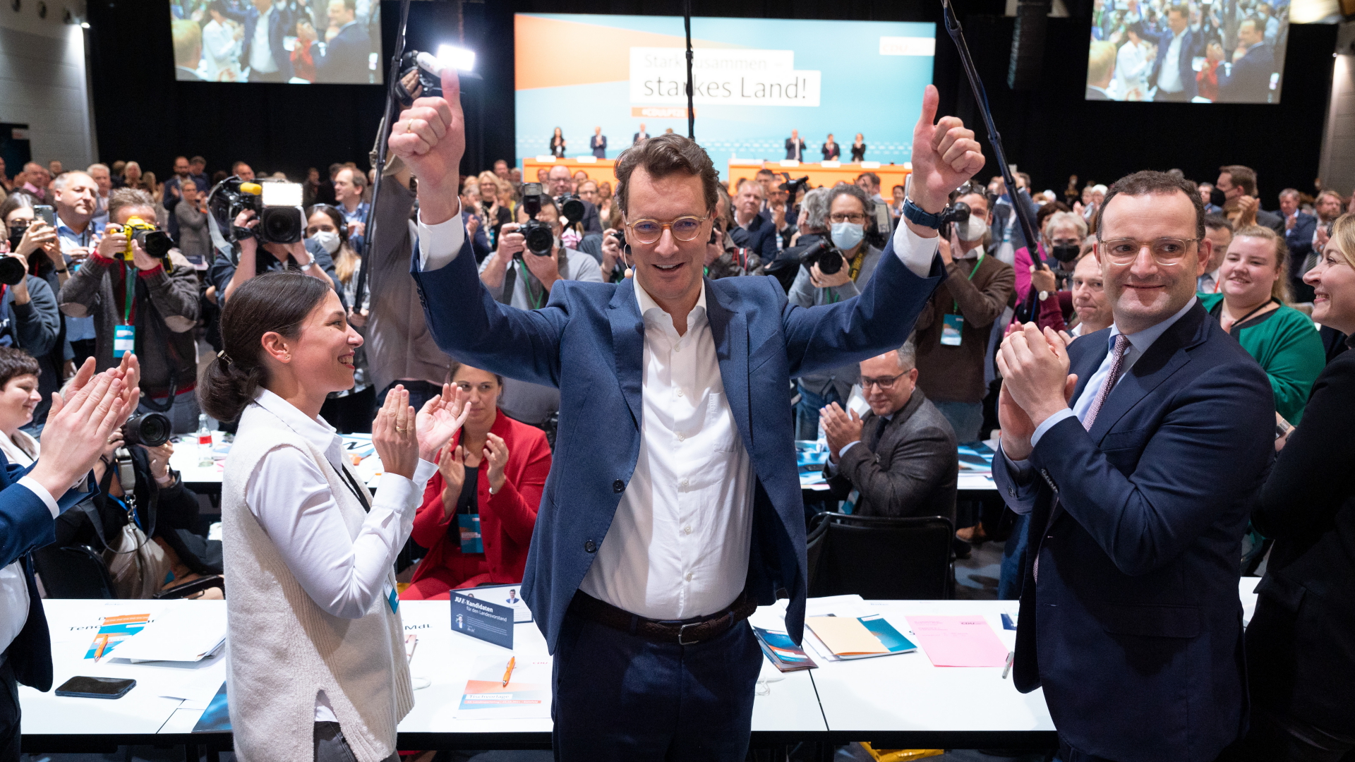 Hendrik Wüst, neuer Landesvorsitzender, nimmt neben Jens Spahn nach der Bekanntgabe seines Wahlergebnisses den Applaus der Delegierten auf dem Landesparteitag der CDU Nordrhein-Westfalen entgegen. | dpa