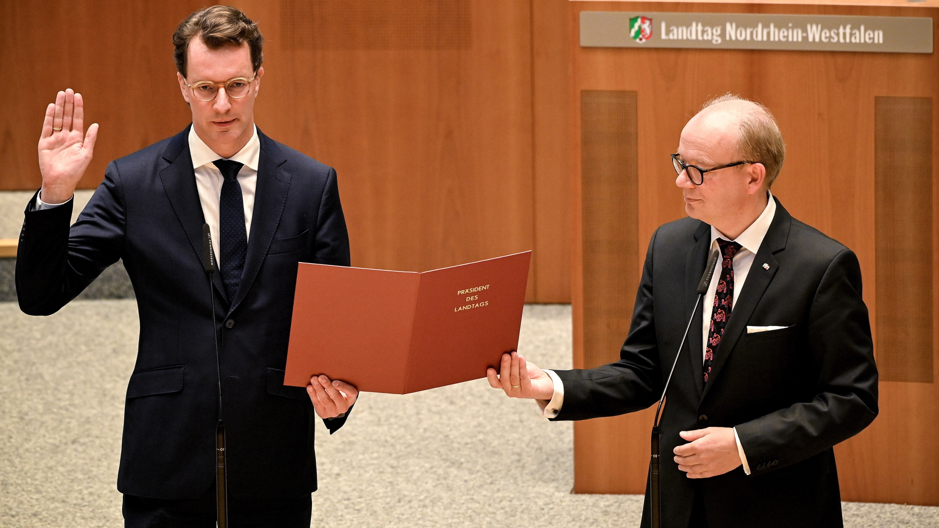 Hendrik Wüst wird als Ministerpräsident von Nordrhein-Westfalen vereidigt