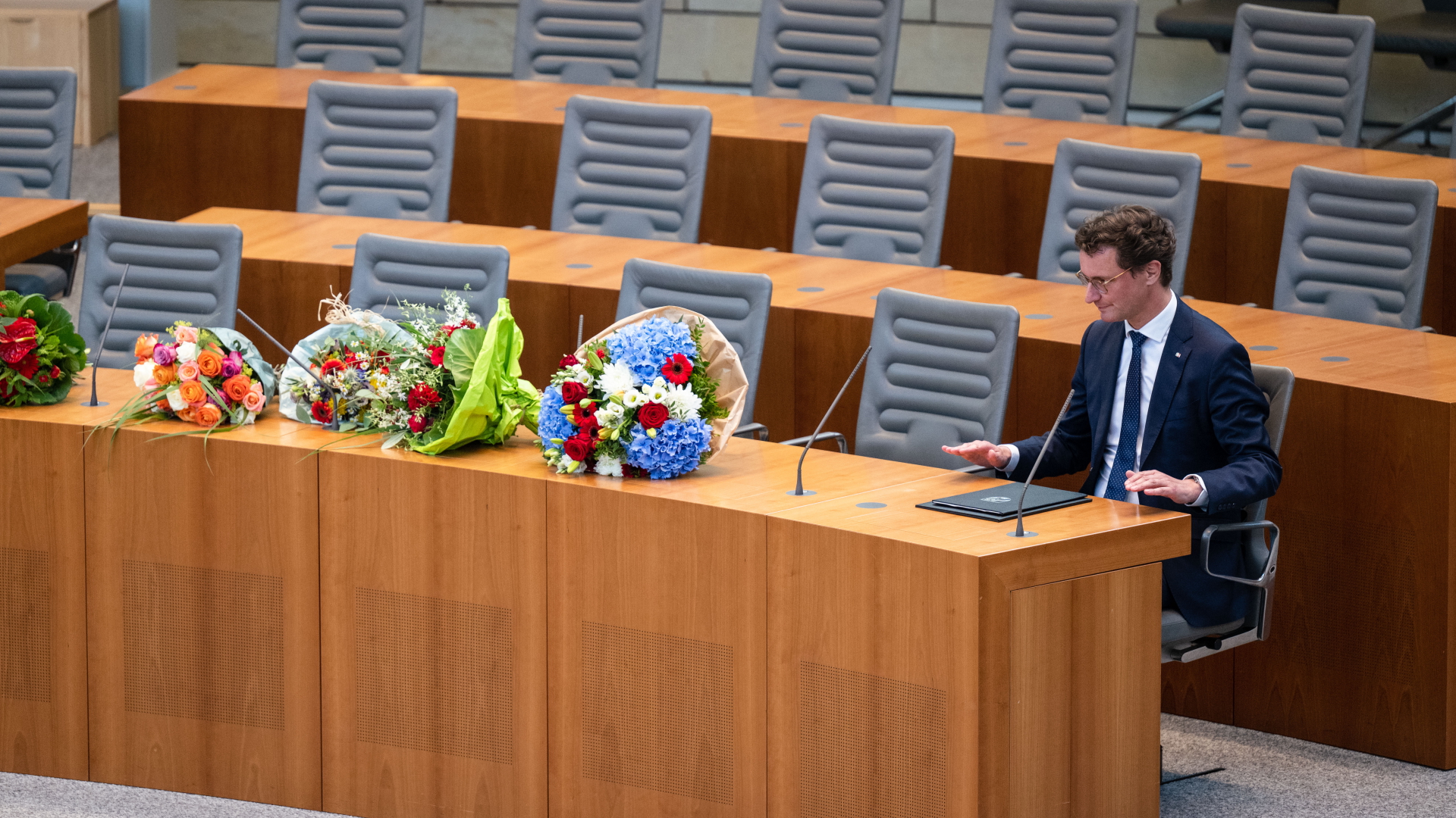Hendrik Wüst sitzt nach seiner Wahl zum Ministerpräsidenten von Nordrhein-Westfalen auf der Regierungsbank | dpa