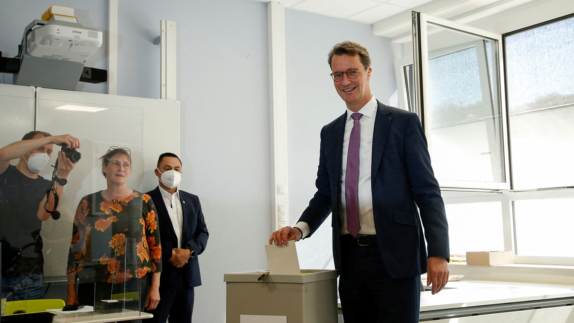Hendrik Wüst wirft seinen Stimmzettel in einem Wahllokal in Rhede in die Wahlurne. | REUTERS