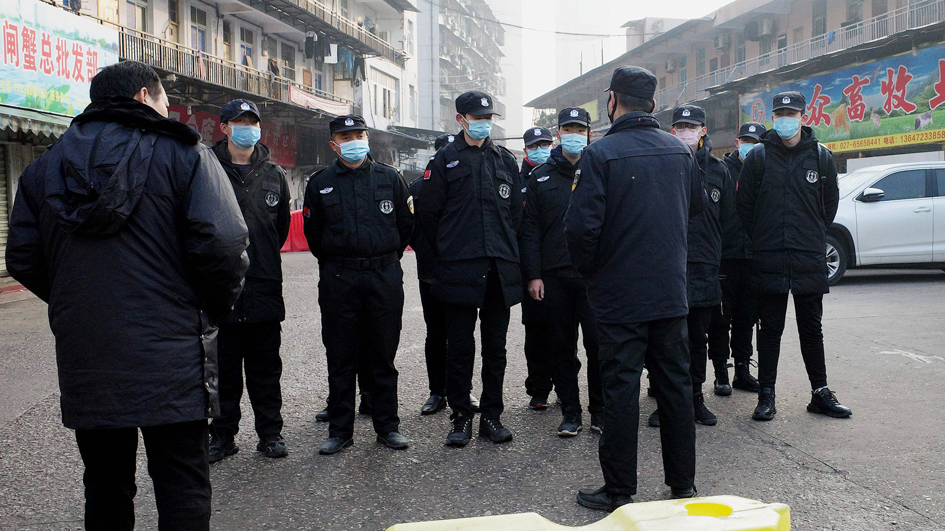 Sicherheitskräfte stehen vor dem gesperrten Fischmarkt in Wuhan, China | AFP