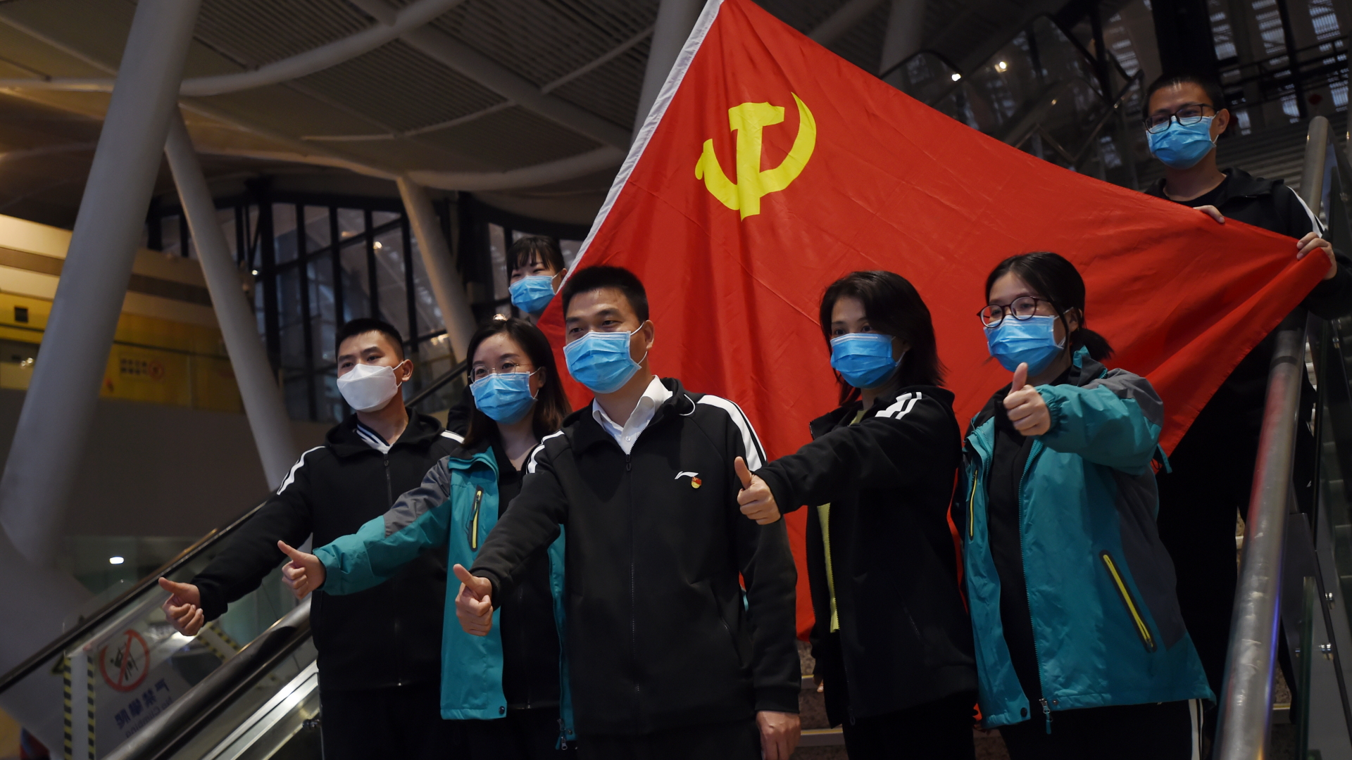 Demonstrativ vor einer Flagge der Kommunistischen Partei: Medizinisches Personal in Wuhan.