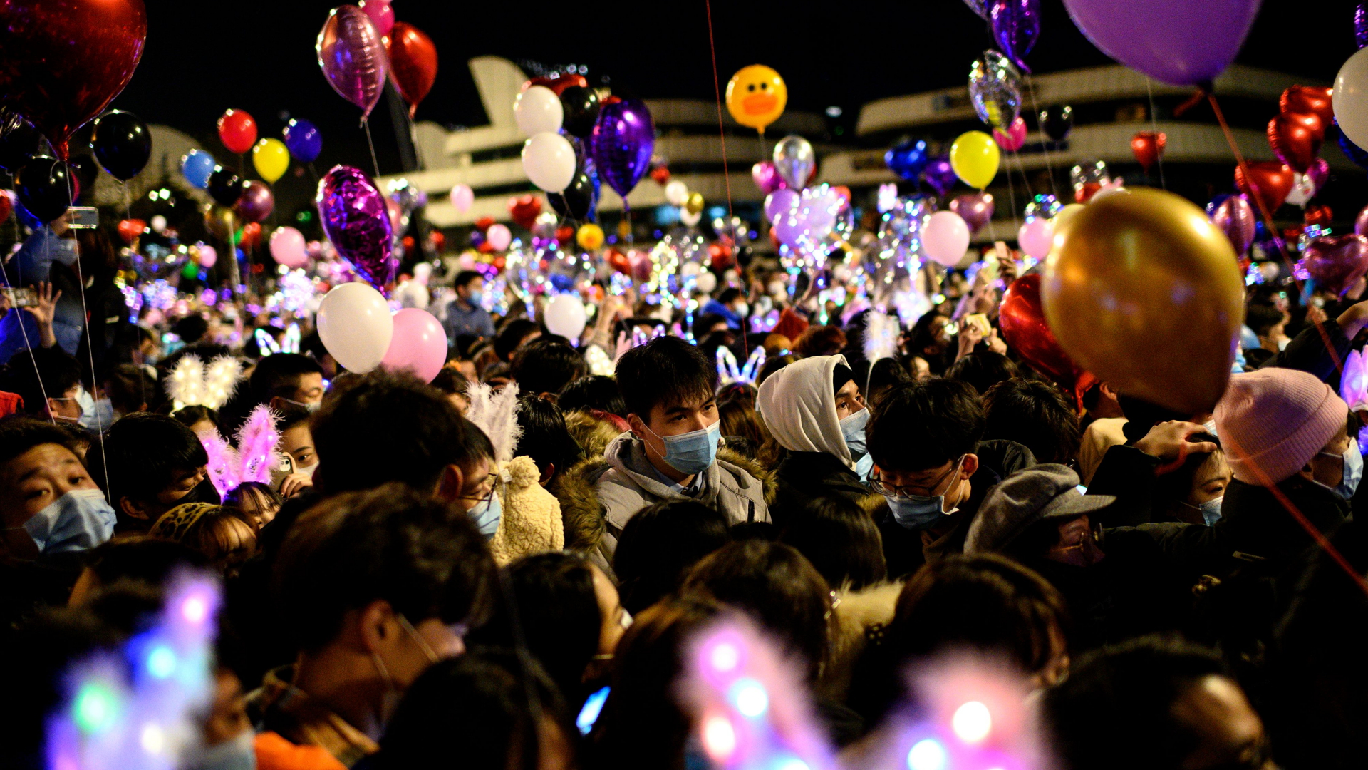 Menschen in Wuhan feiern Silvester. | Bildquelle: AFP