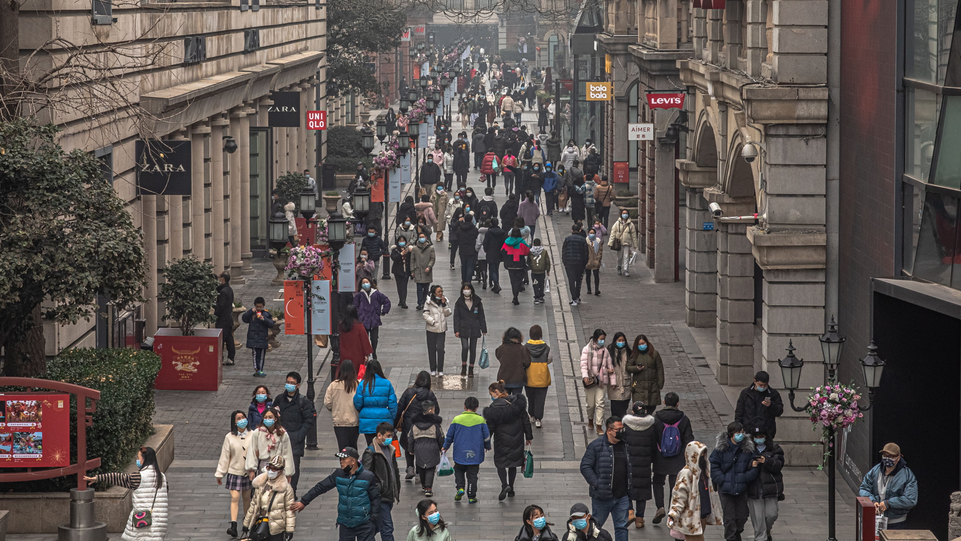 Eine volle Einkaufsstraße in der chinesischen Metropole Wuhan | ROMAN PILIPEY/EPA-EFE/Shuttersto