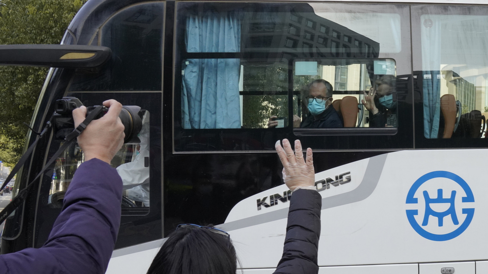 Die WHO-Experten verlassen mit dem Bus das Gelände ihres Hotels. | AP