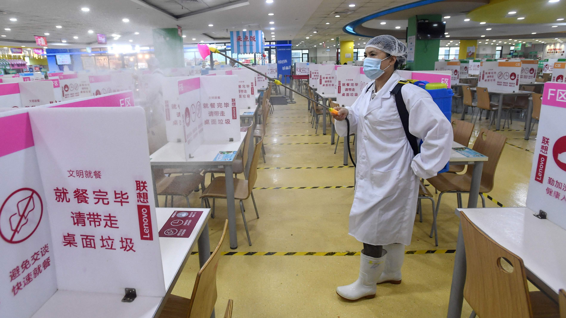 Eine Frau desinfiziert ein Großraumbüro in Wuhan | AFP