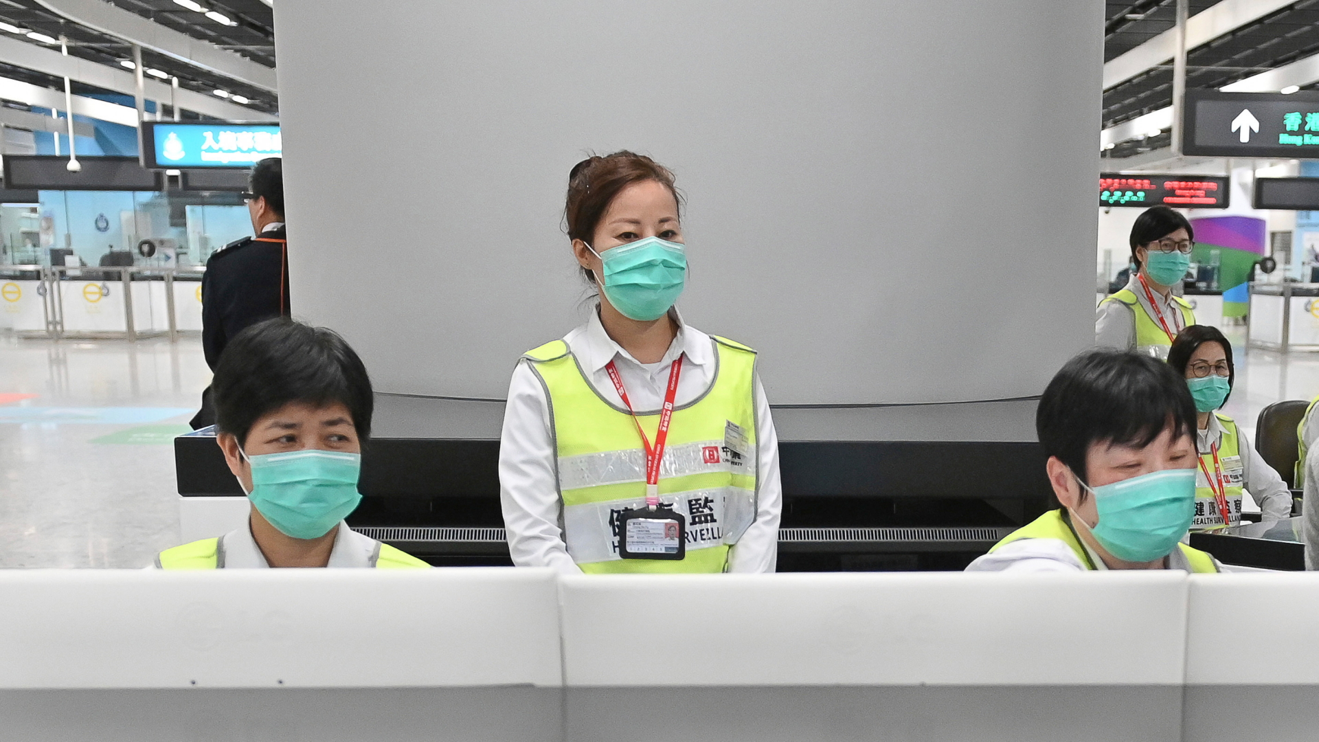 Mitarbeiter des Hongkonger Gesundheitswesens stehen mit Mundschutz an einem Bahnhof. Das Foto wurde vom Informationsdienst der Hongkonger Regierung veröffentlicht. | dpa