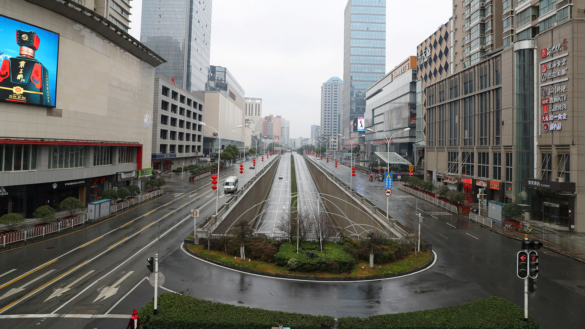 Eine leere Straße in Wuhan | REUTERS