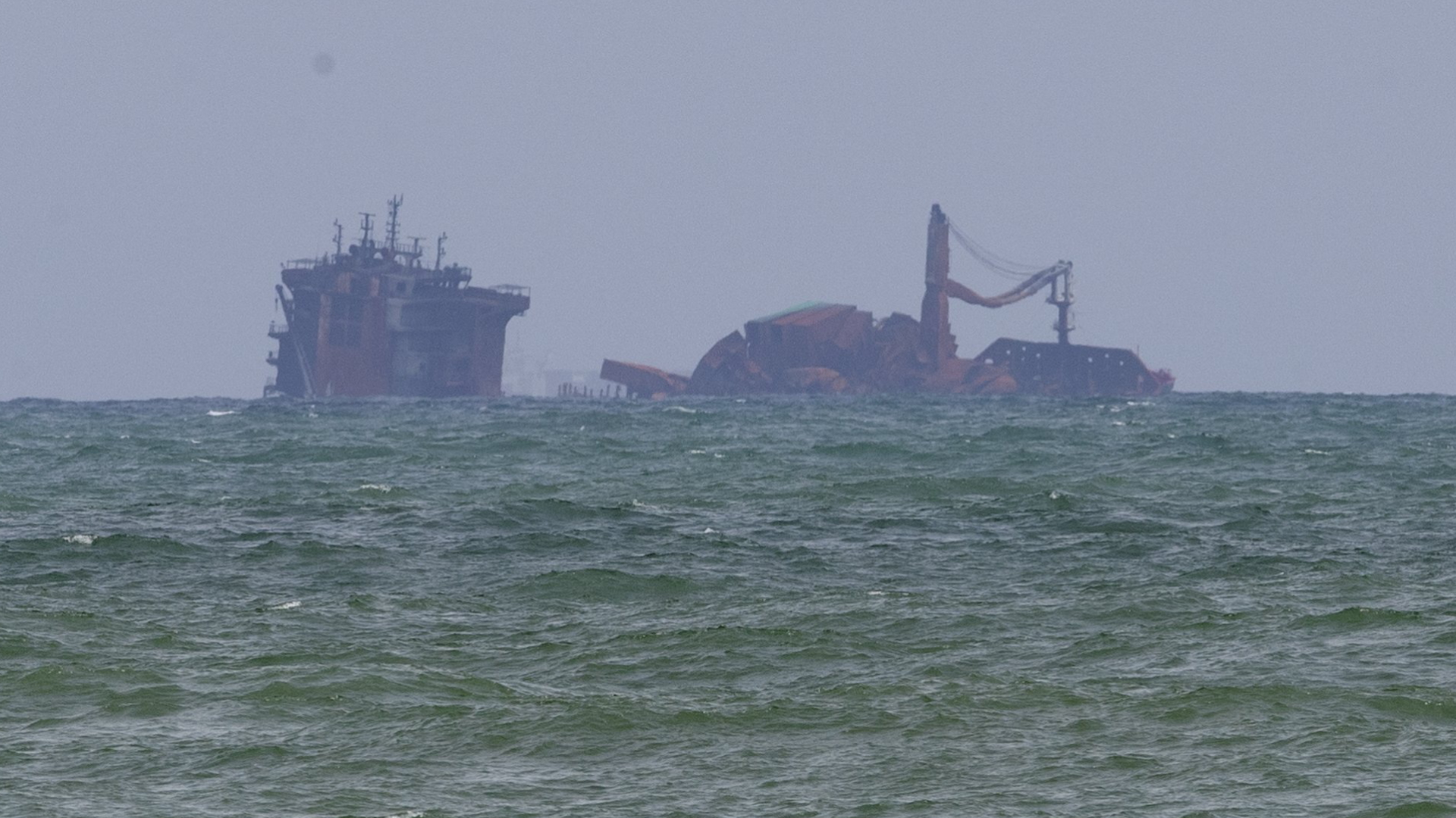 Vor der Küste Sri Lankas ragen Teile des gesunkenen Frachters "X-Press Pearl" aus dem Wasser | AP