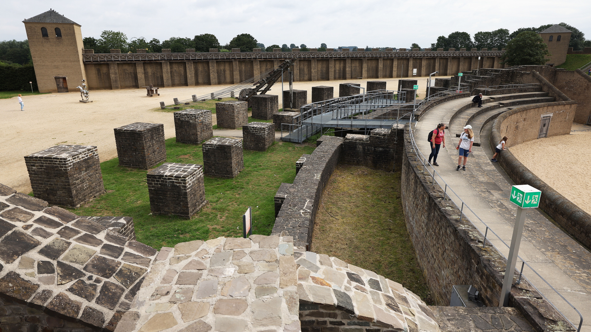 Besucher besichtigen das Amphitheater im Archäologischen Park in Xanten, Nordrhein-Westfalen. | dpa