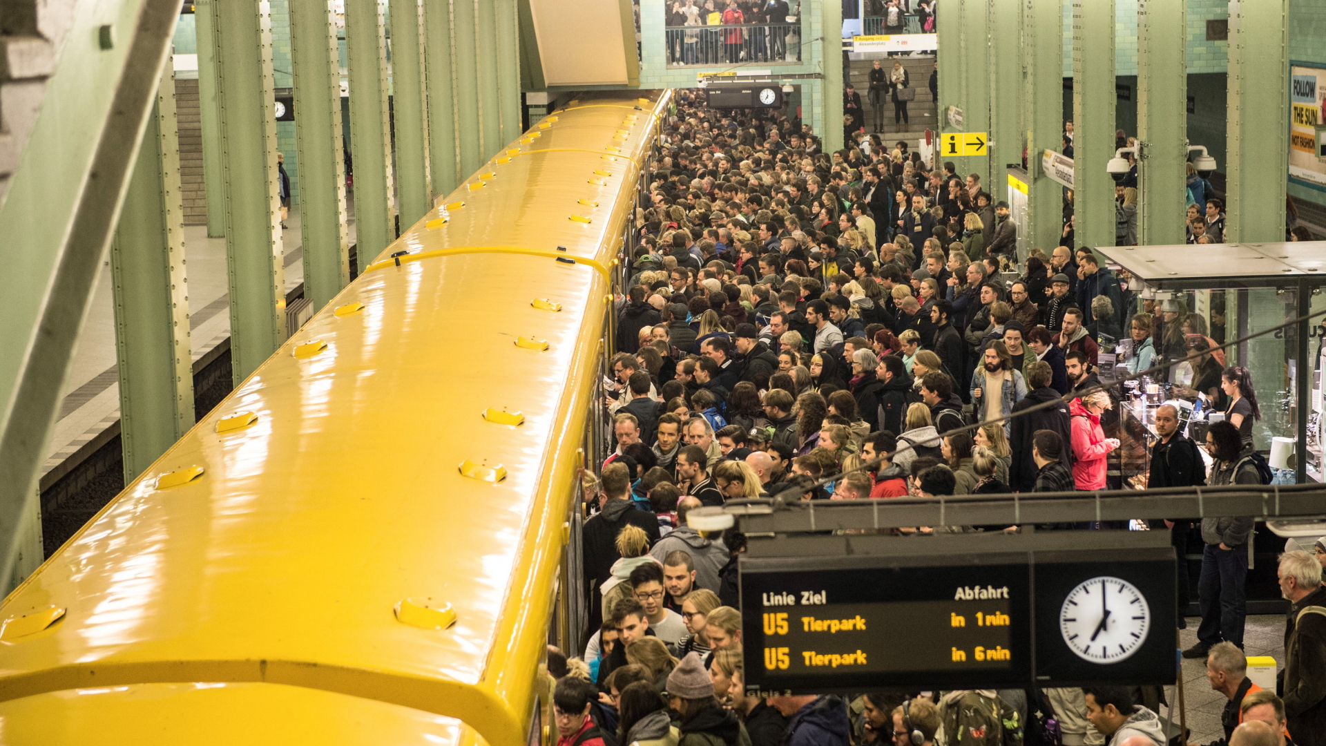 Fahrgäste der Berliner S-Bahn wechselten nach den Zugausfällen auf die U-Bahn - hier am Alexanderplatz. | dpa