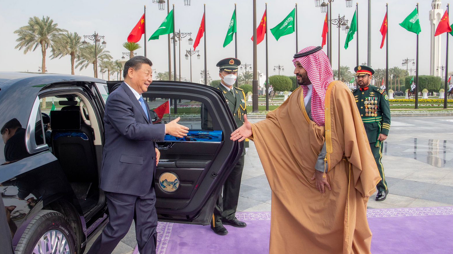 Auf diesem von der Saudi Press Agency (SPA) zur Verfügung gestellten Foto schüttelt Xi Jinping (l), Präsident von China, Mohammed bin Salman, Kronprinz von Saudi-Arabien, bei seiner Ankunft am Yamama-Palast die Hand.